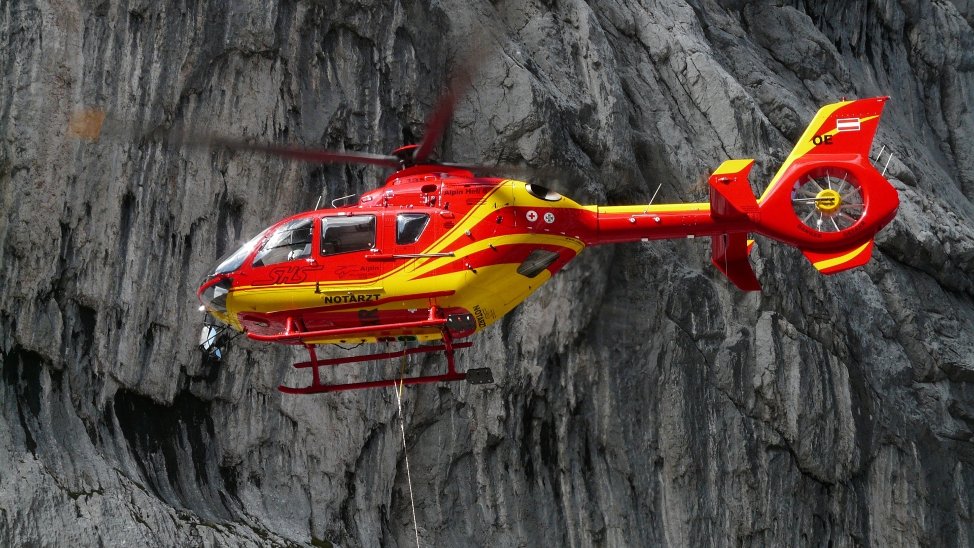Медицинский спасательный вертолет в горах
