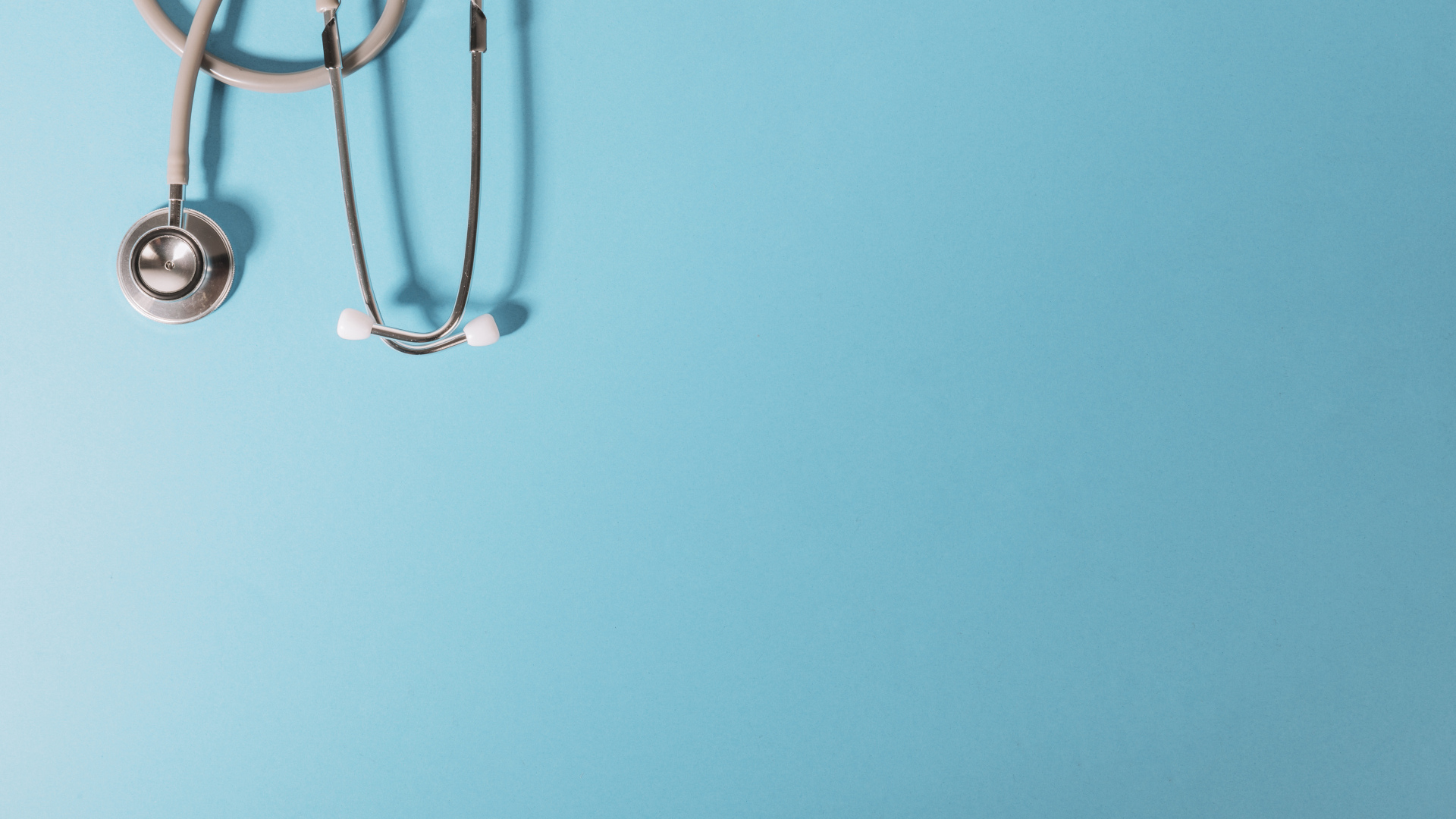 Медицинский стетоскоп на голубом фоне