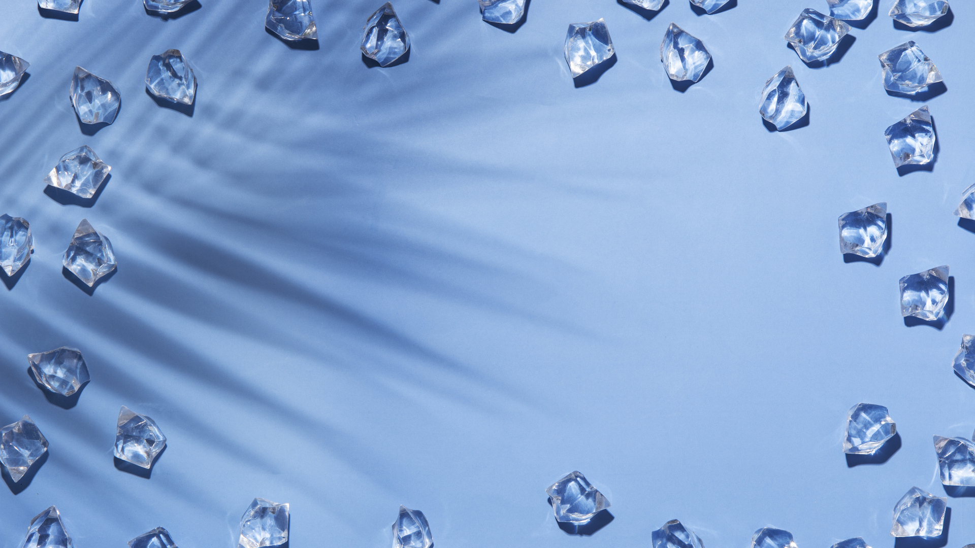 Кусочки холодного льда на голубом фоне