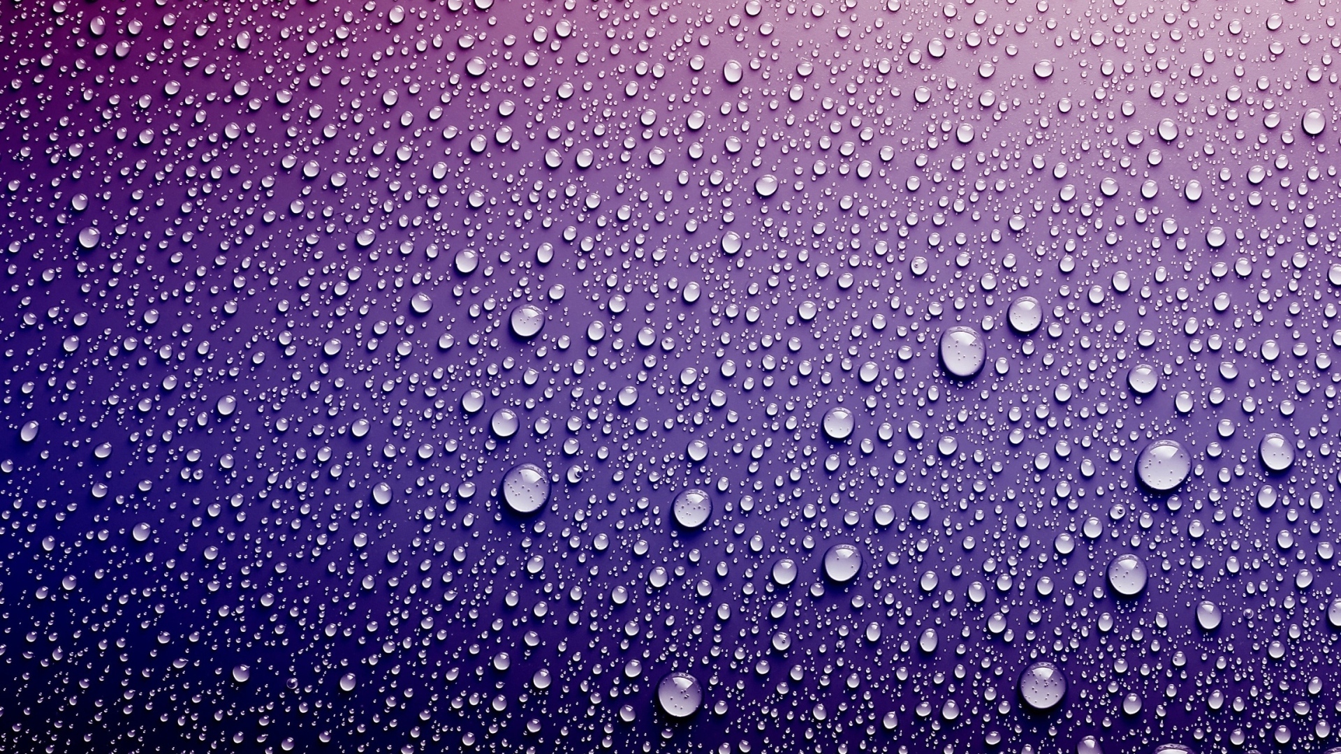 Фиолетовый фон с брызгами воды