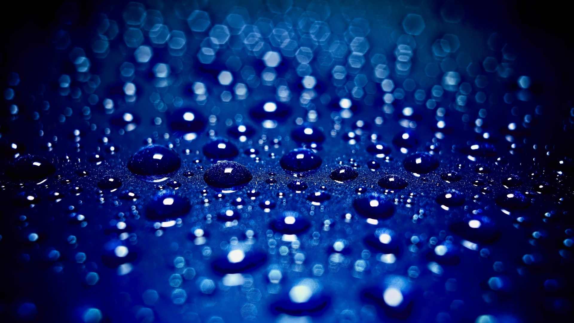 Мелкие капли воды на синем фоне