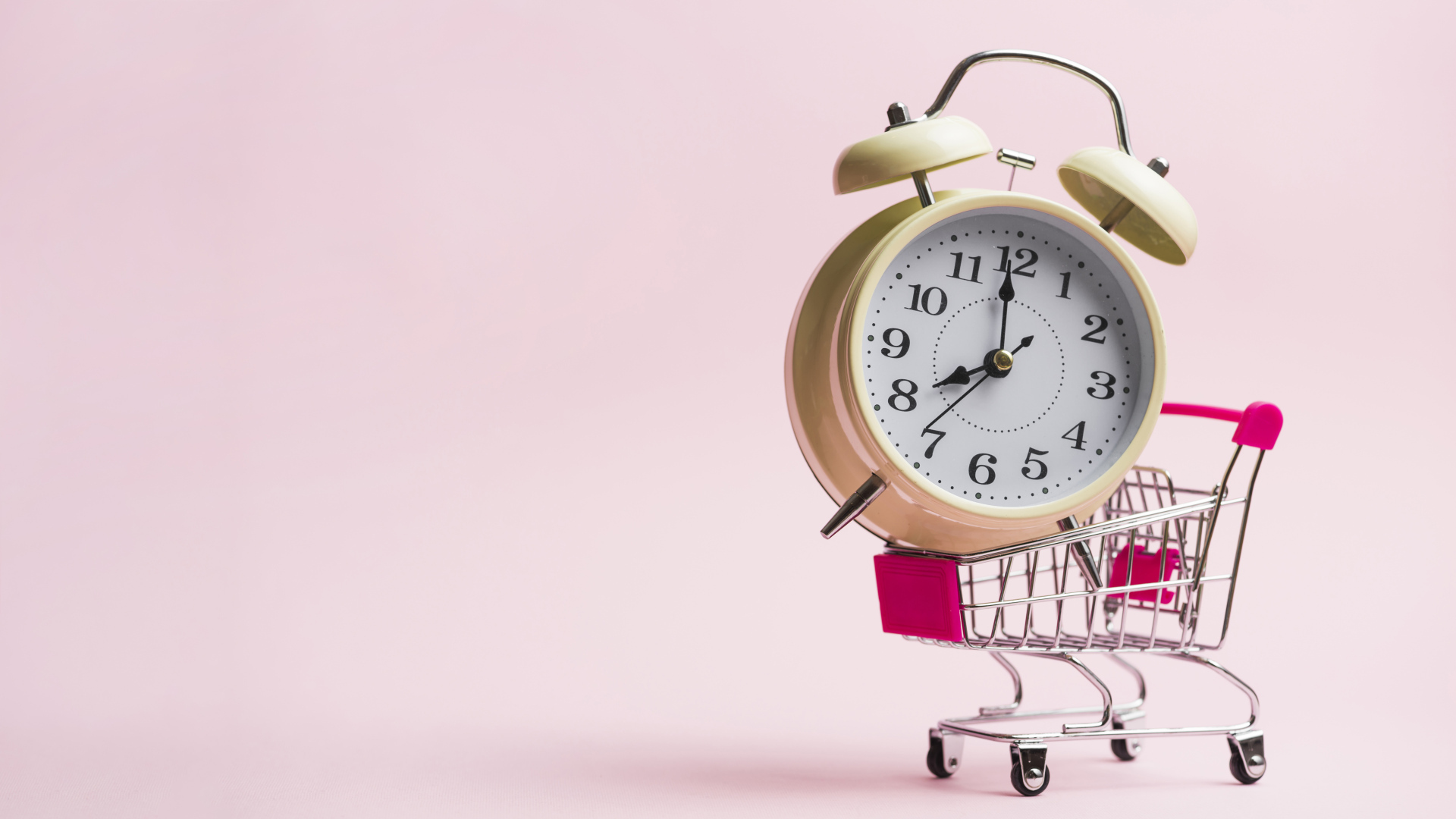 Будильник в маленькой тележке