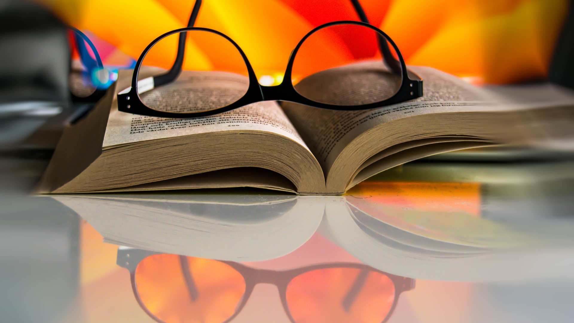 Книга с очками на столе