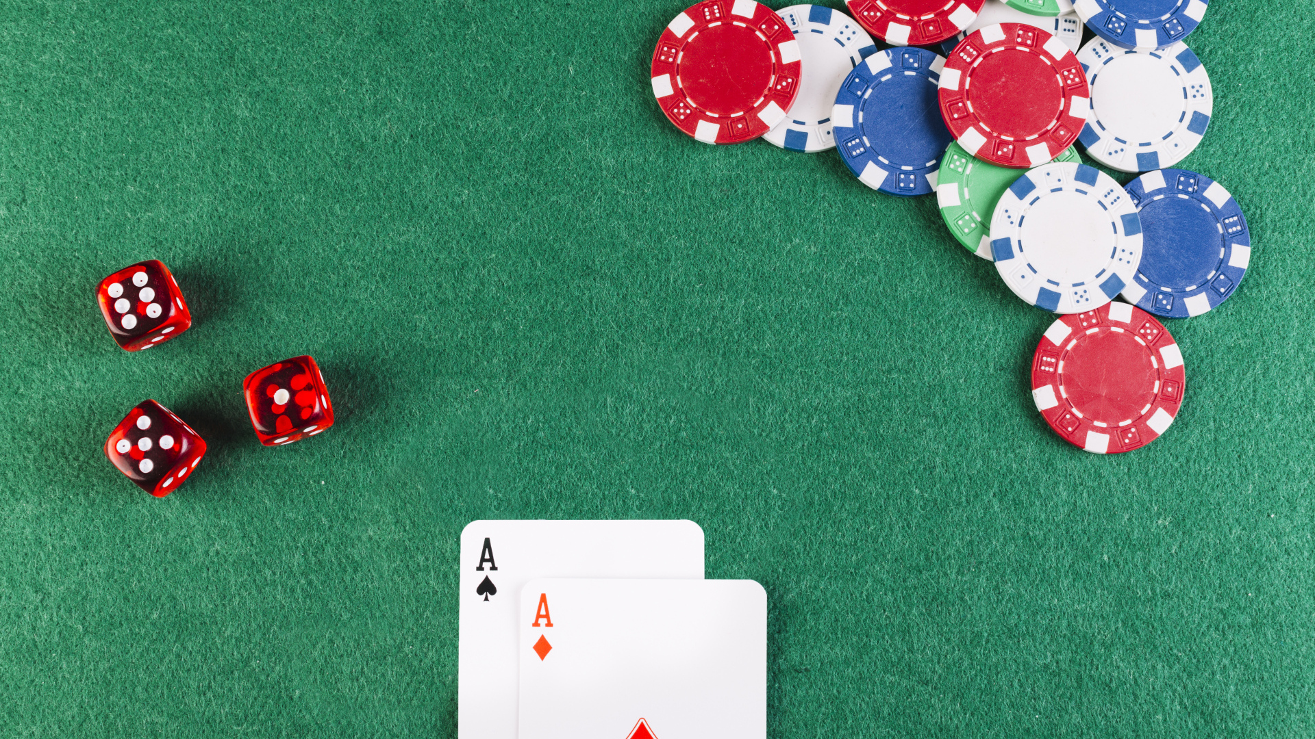 Карты, фишки и кости для игры в покер 
