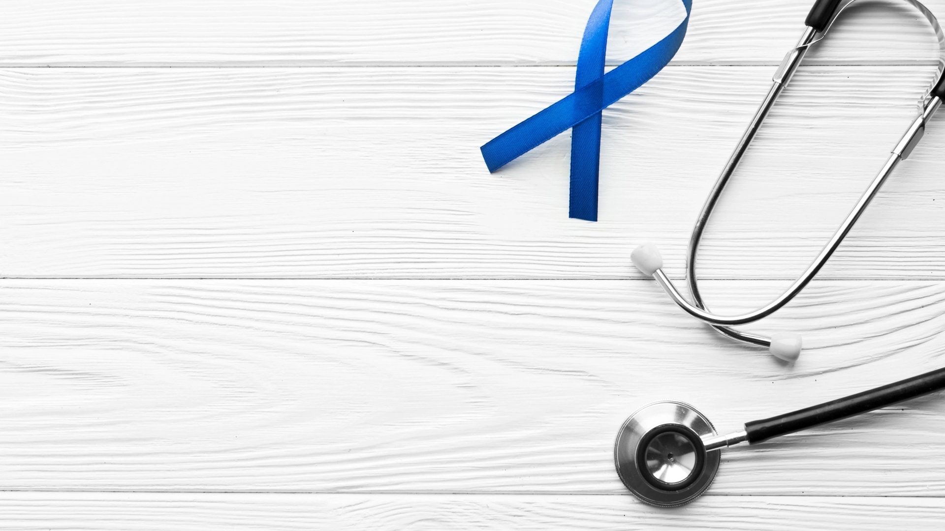 Стетоскоп врача с ленточкой на белом фоне