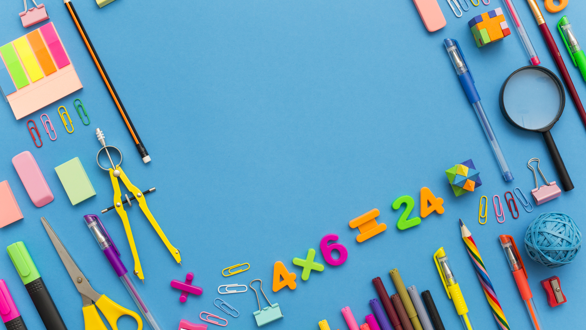 Много разных канцелярских предметов на голубом столе