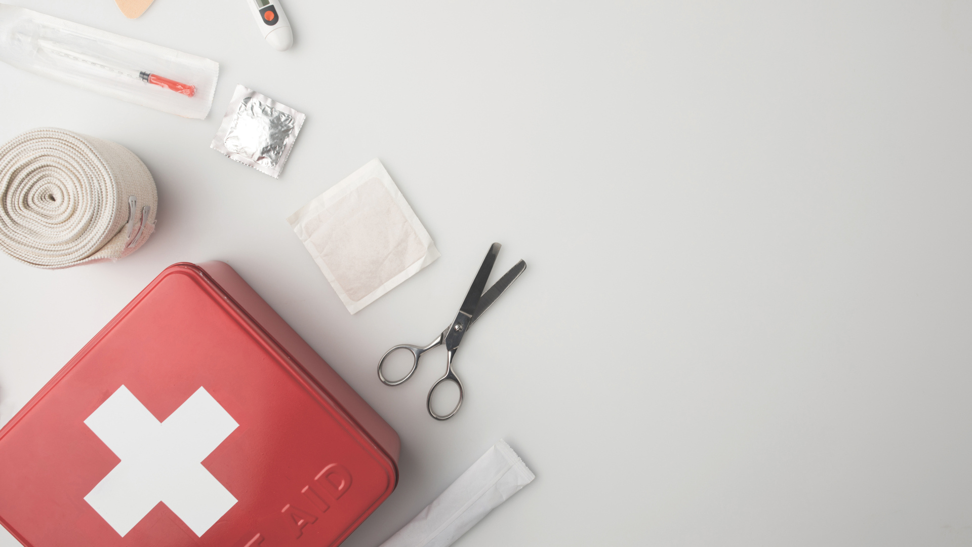 Медикаменты для аптечки на сером фоне