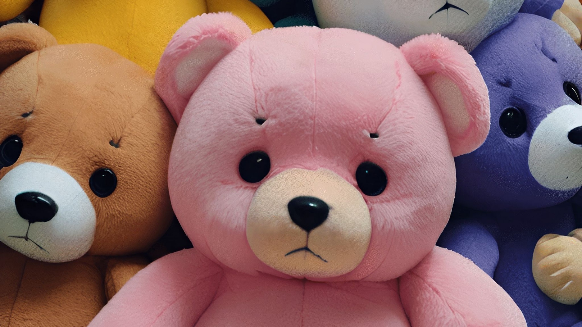 Разноцветные плюшевые медведи крупным планом