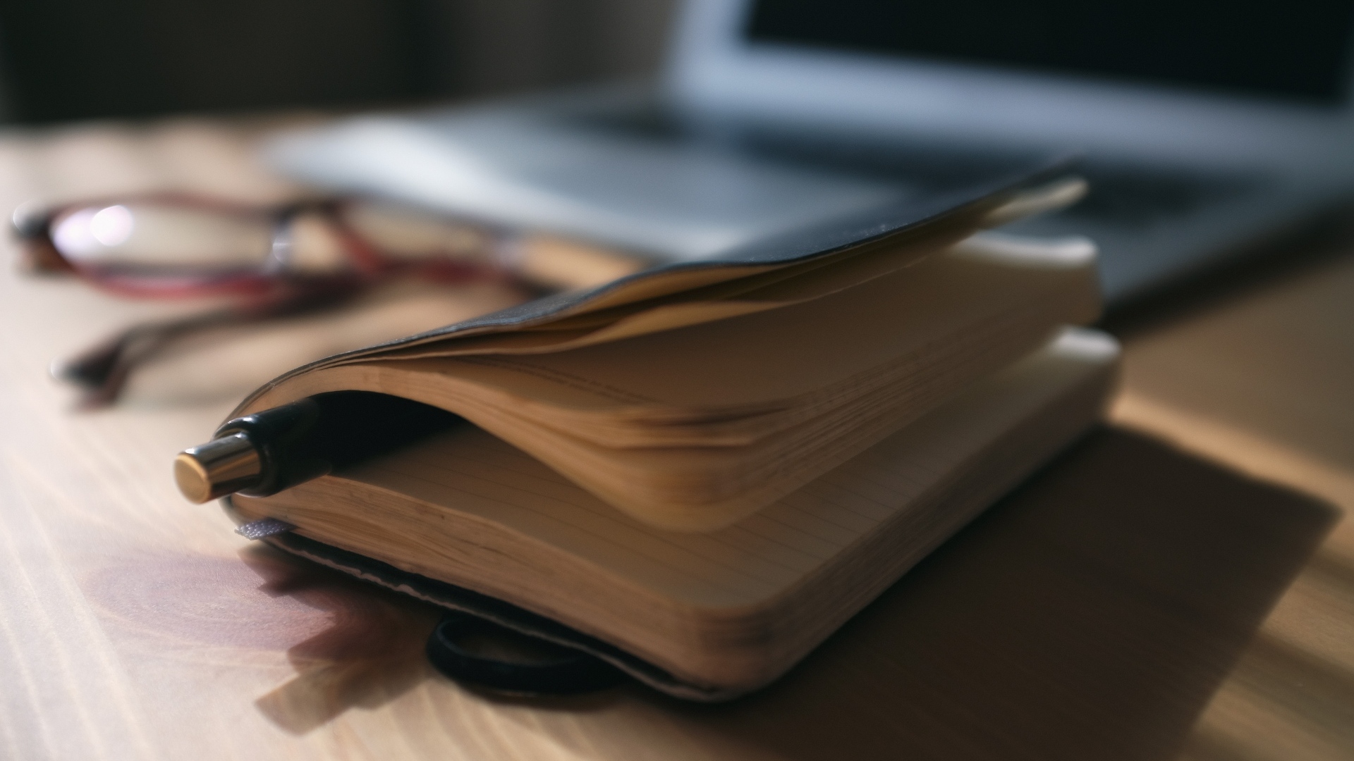 Блокнот с ручкой на столе