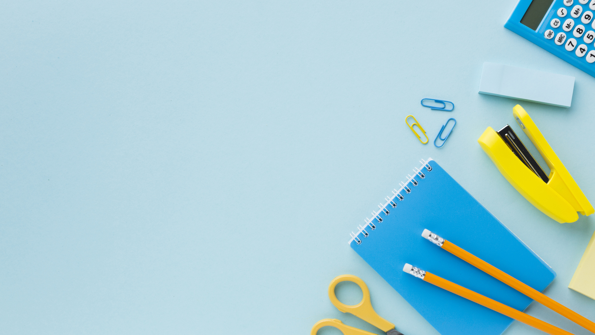 Офисные канцелярские предметы на голубом фоне