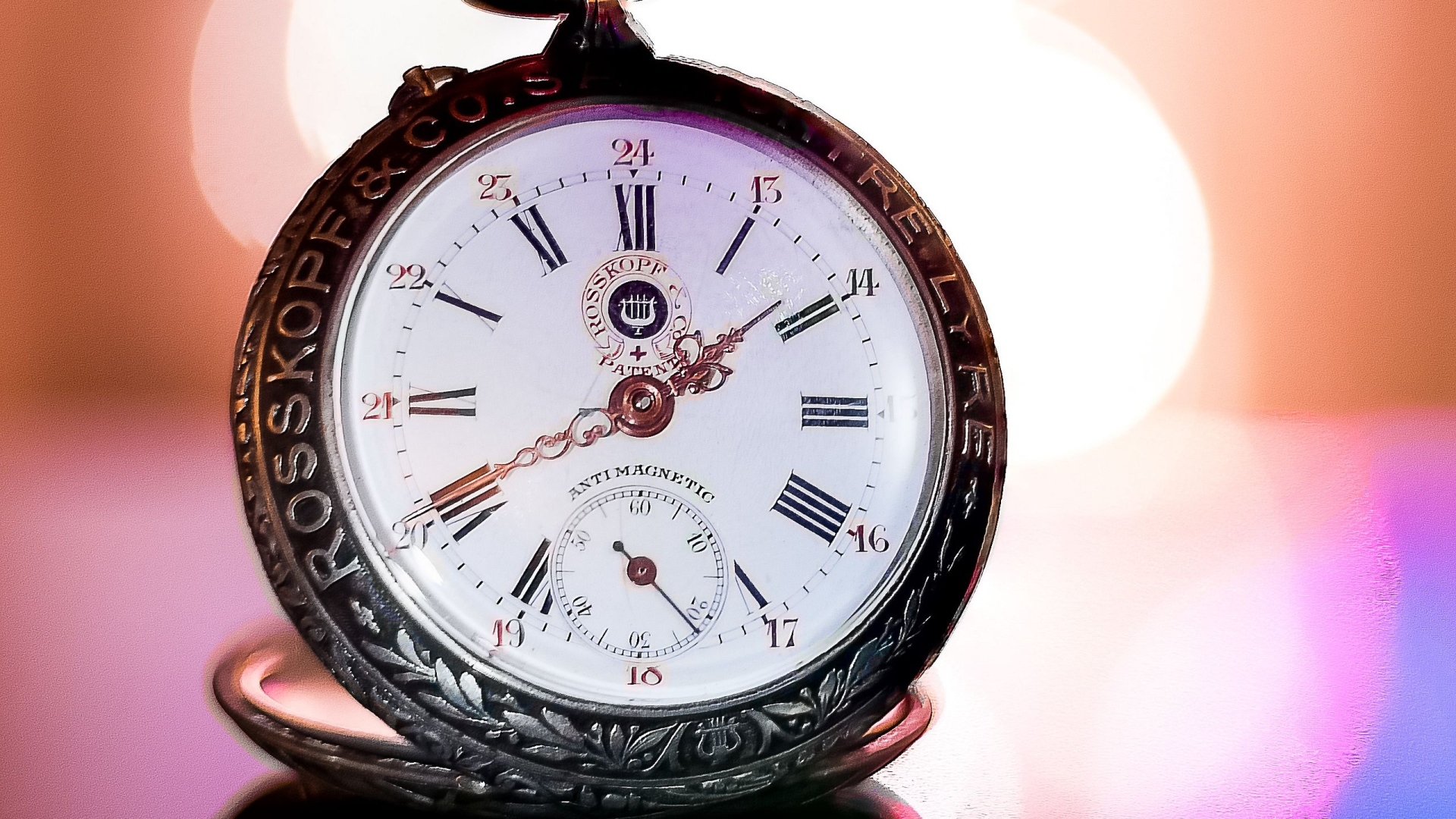 Карманные часы крупным планом