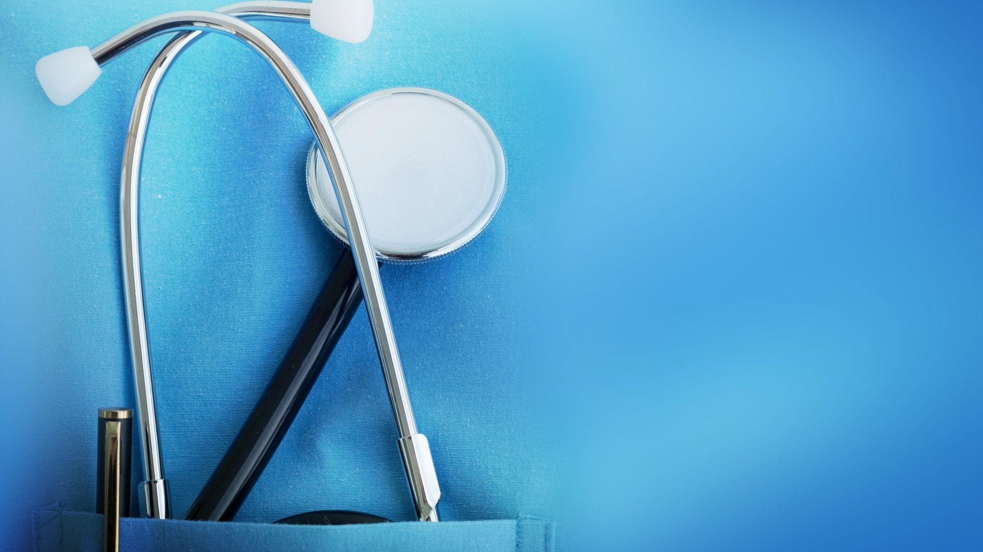Стетоскоп в кармане медицинского халата
