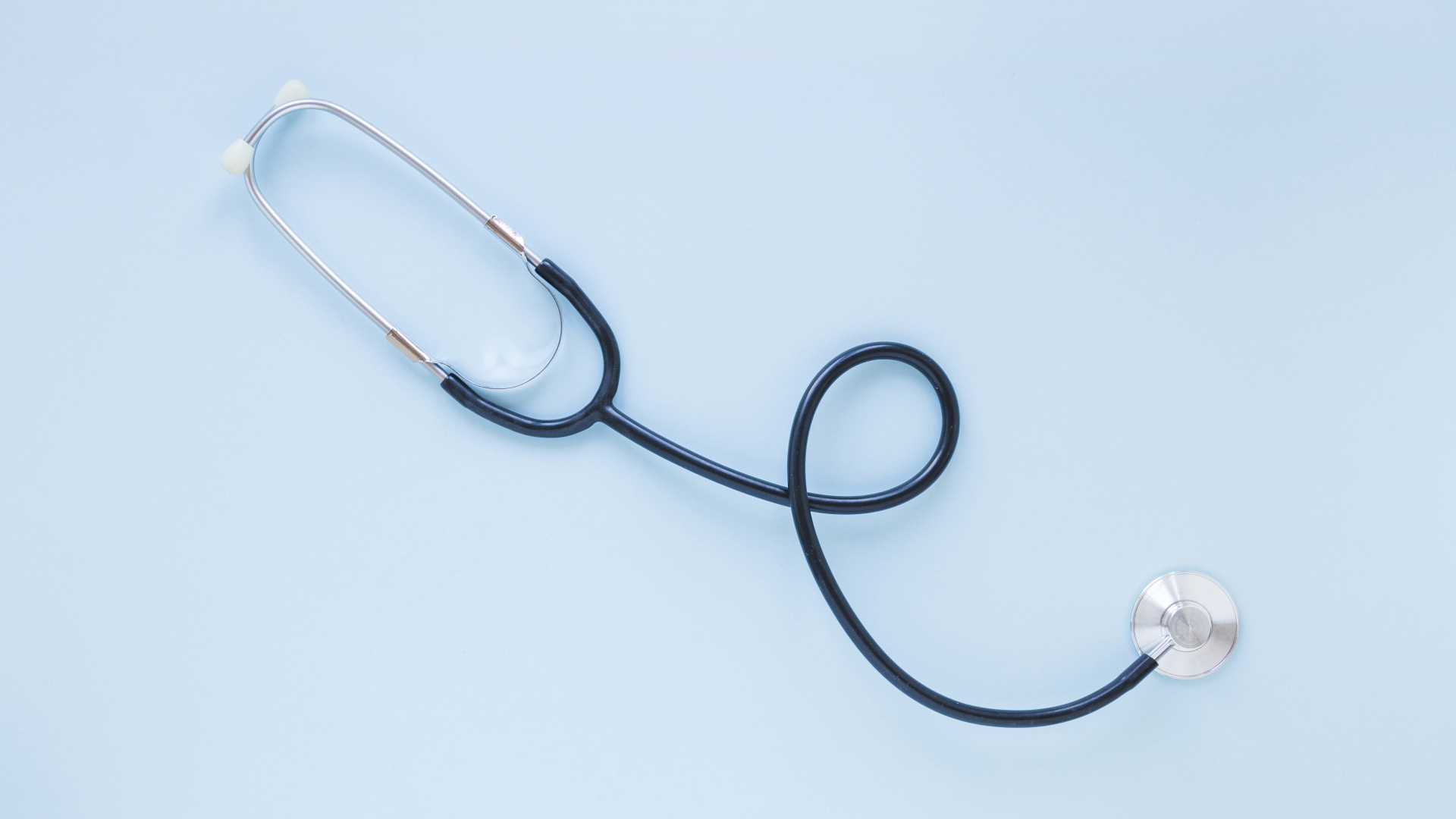 Стетоскоп на голубом фоне