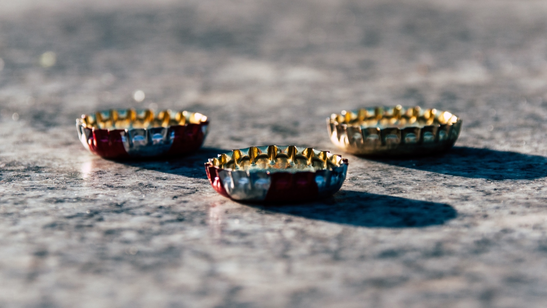 Три железные пробки на столе