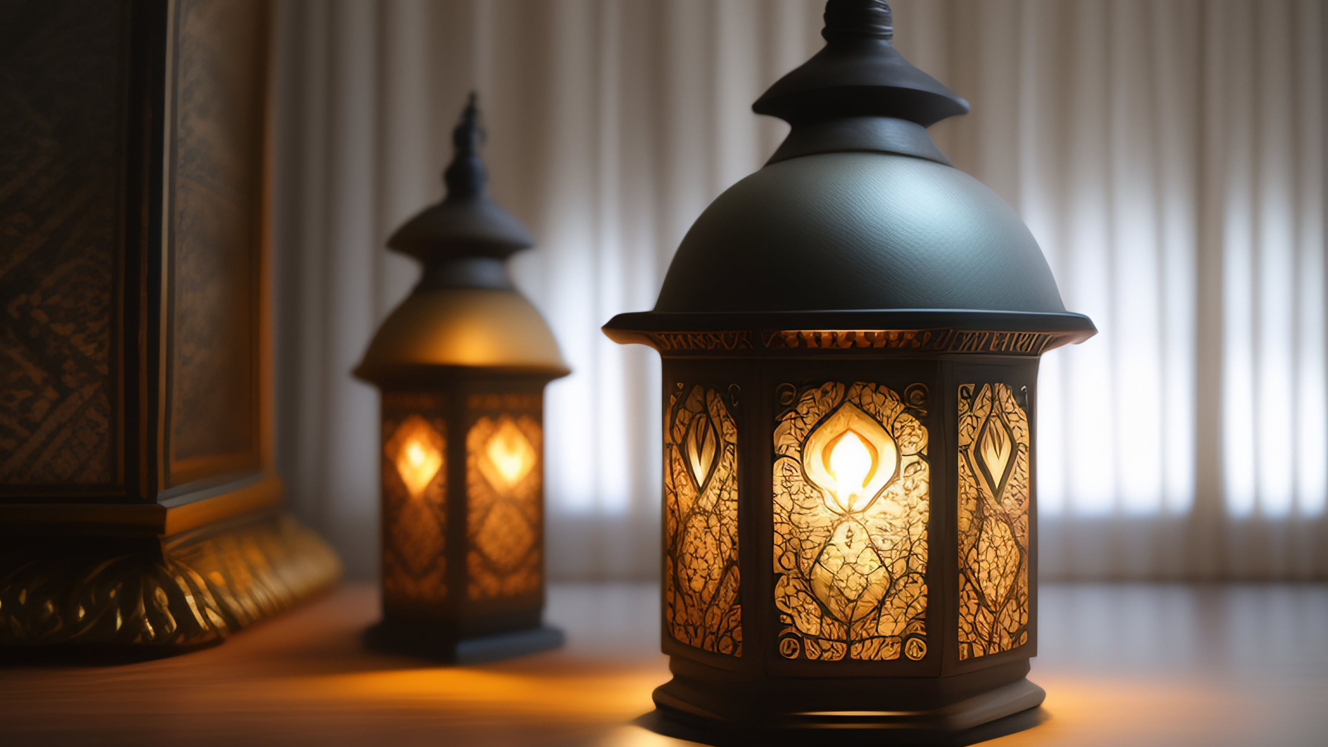 Два зажженных фонаря стоят на столе