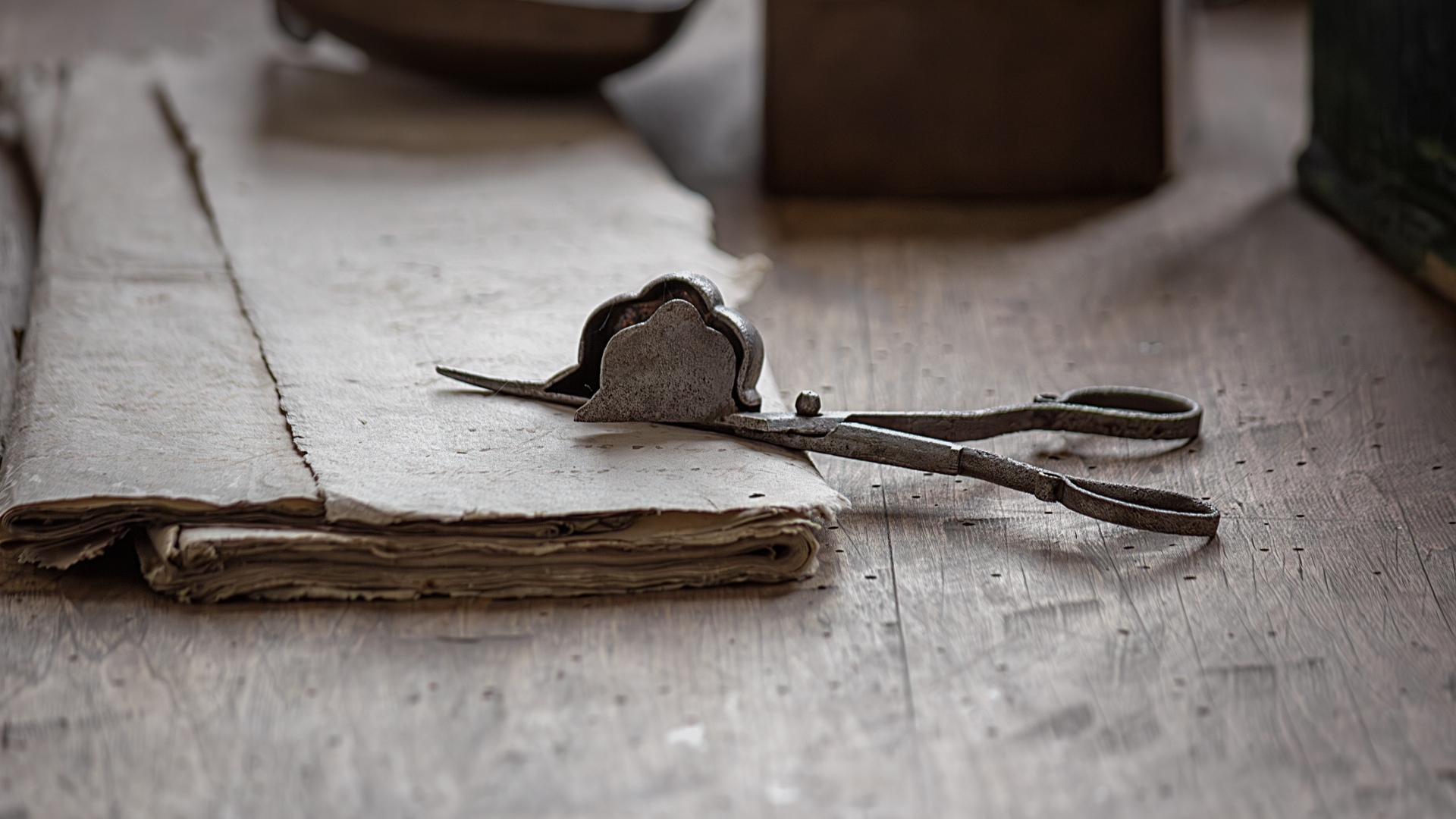 Старинные железные ножницы с бумагой на столе