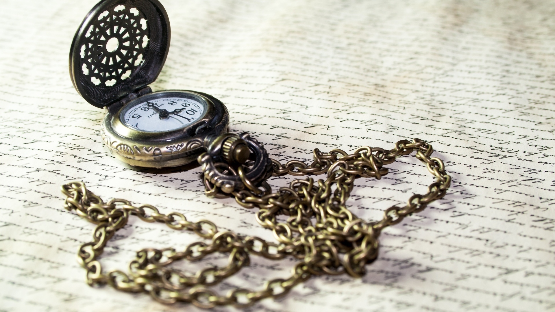 Старинные карманные часы на цепочке