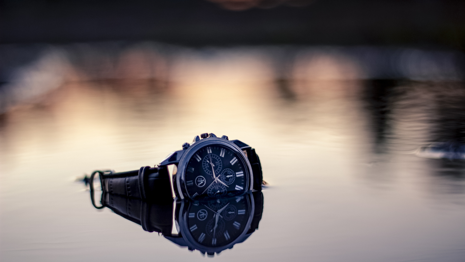 Наручные часы лежат в воде