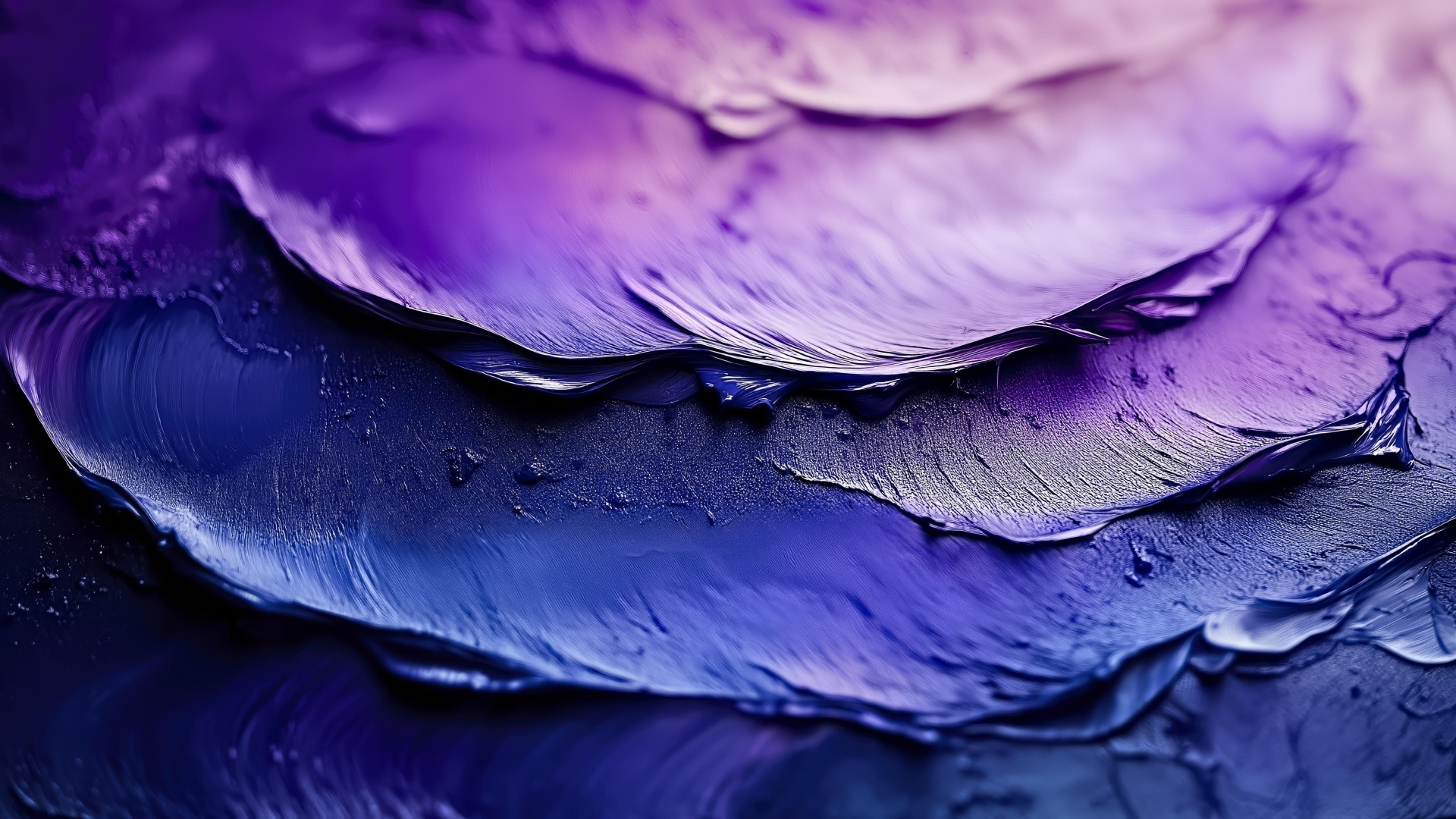 Мазки черной краски крупным планом