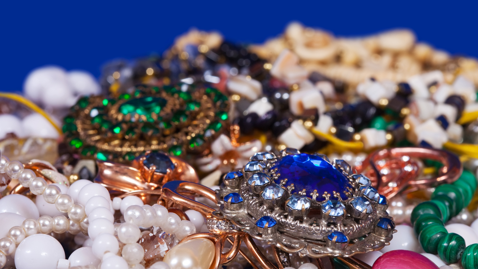 Много красивых ярких драгоценностей 