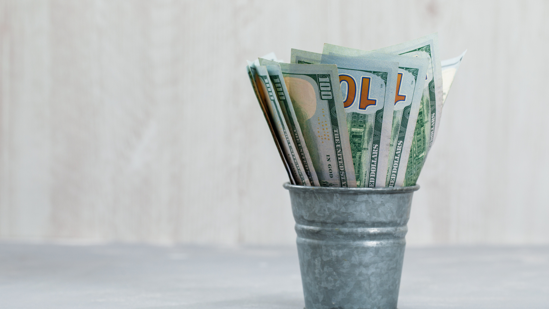 Банкноты в мини ведре на столе