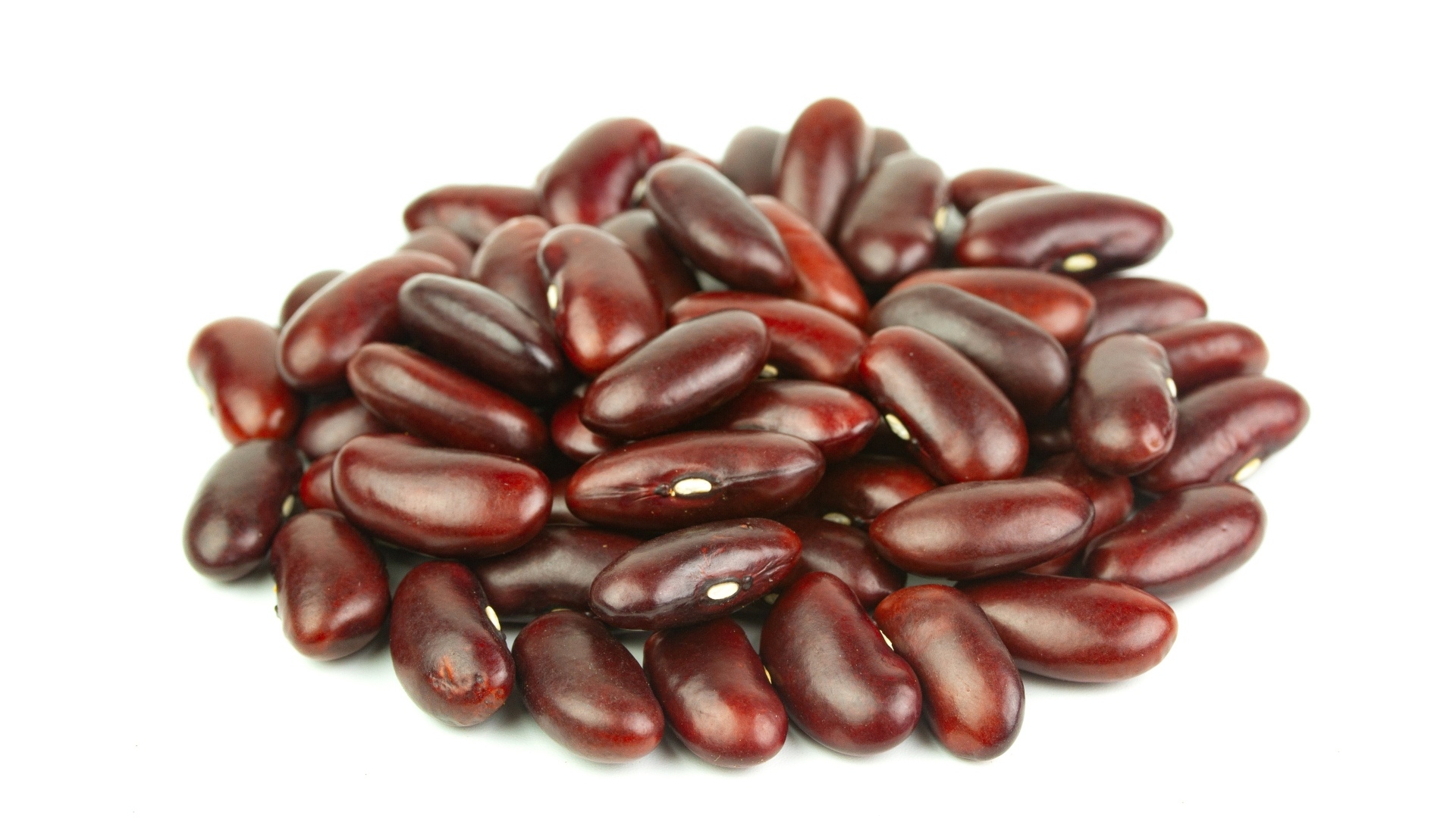 Горка красной фасоли на белом фоне