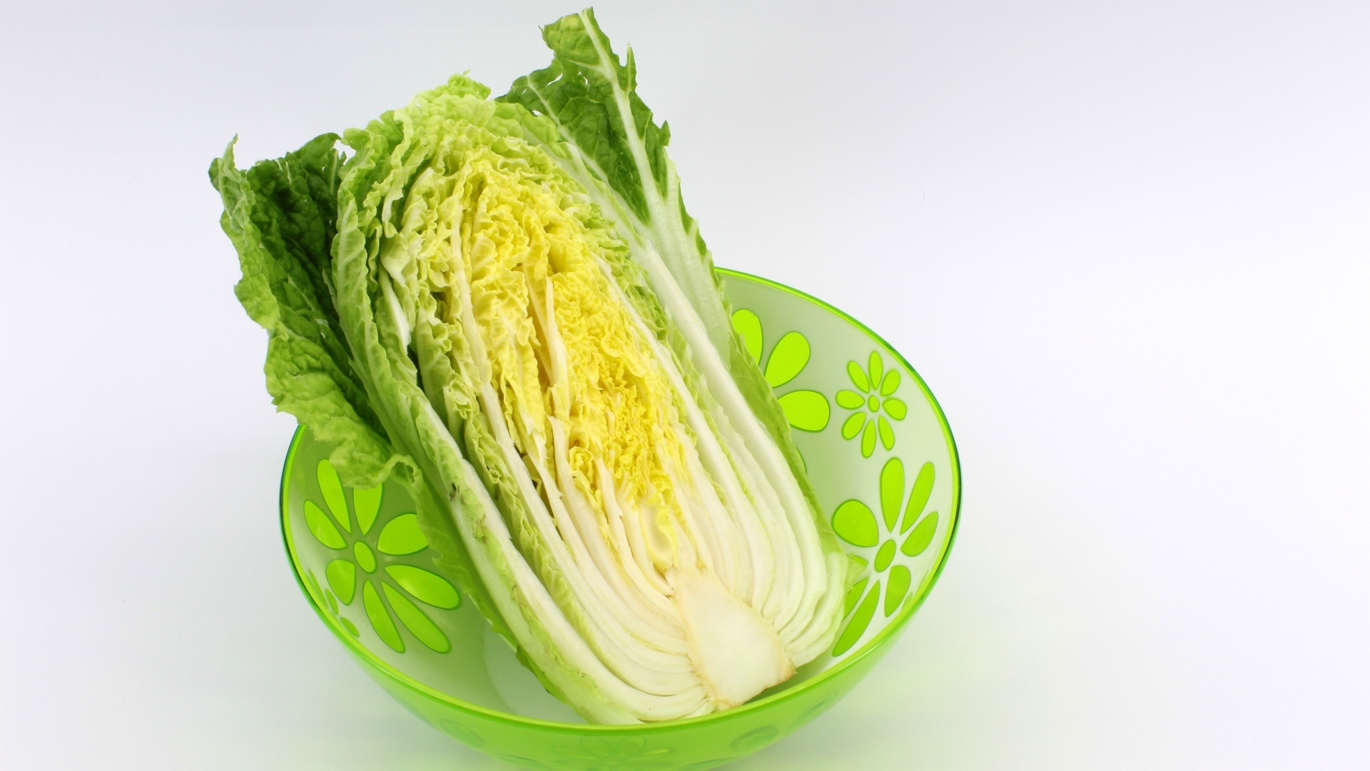 Пекинская капуста в миске на сером фоне