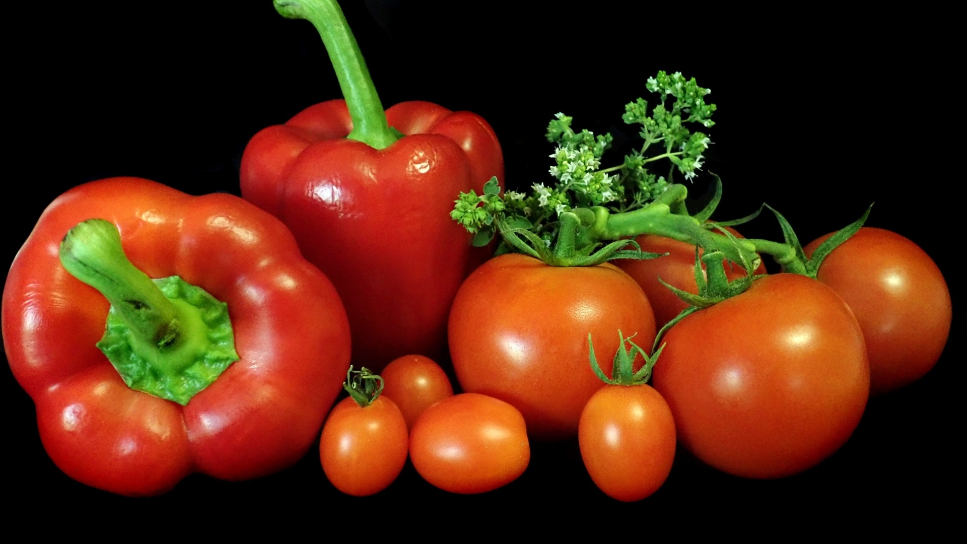 Болгарский перец с помидорами на черном фоне