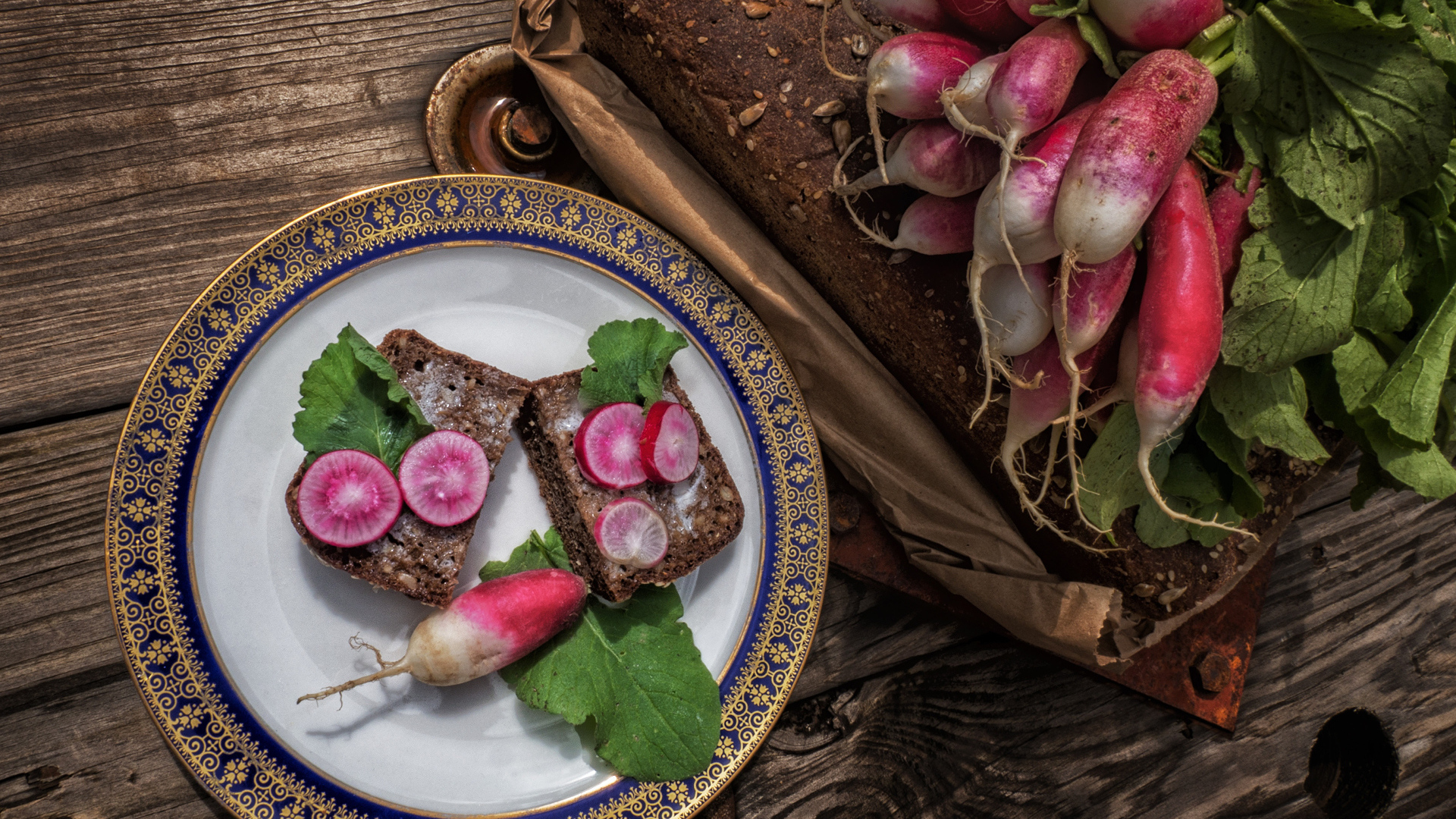 Хлеб с редисом на тарелке