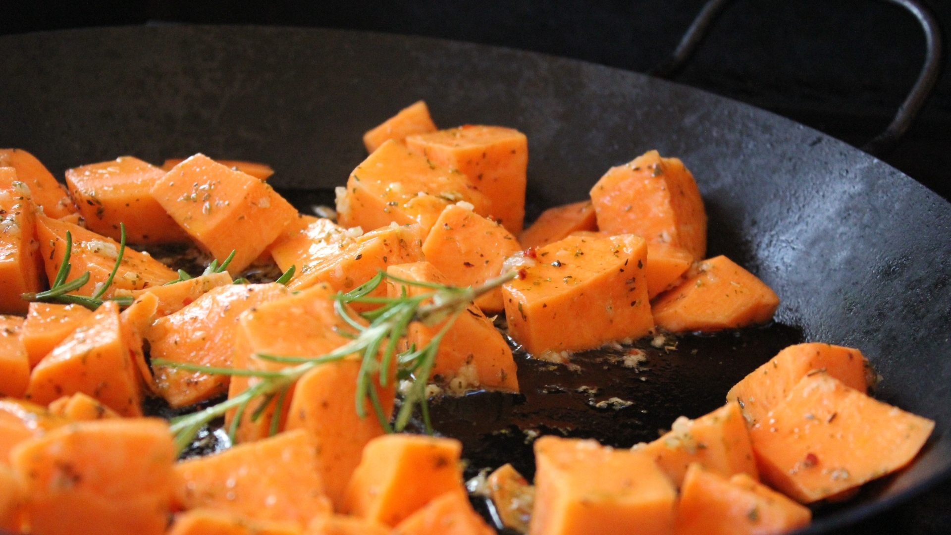 Морковь на сковороде с розмарином