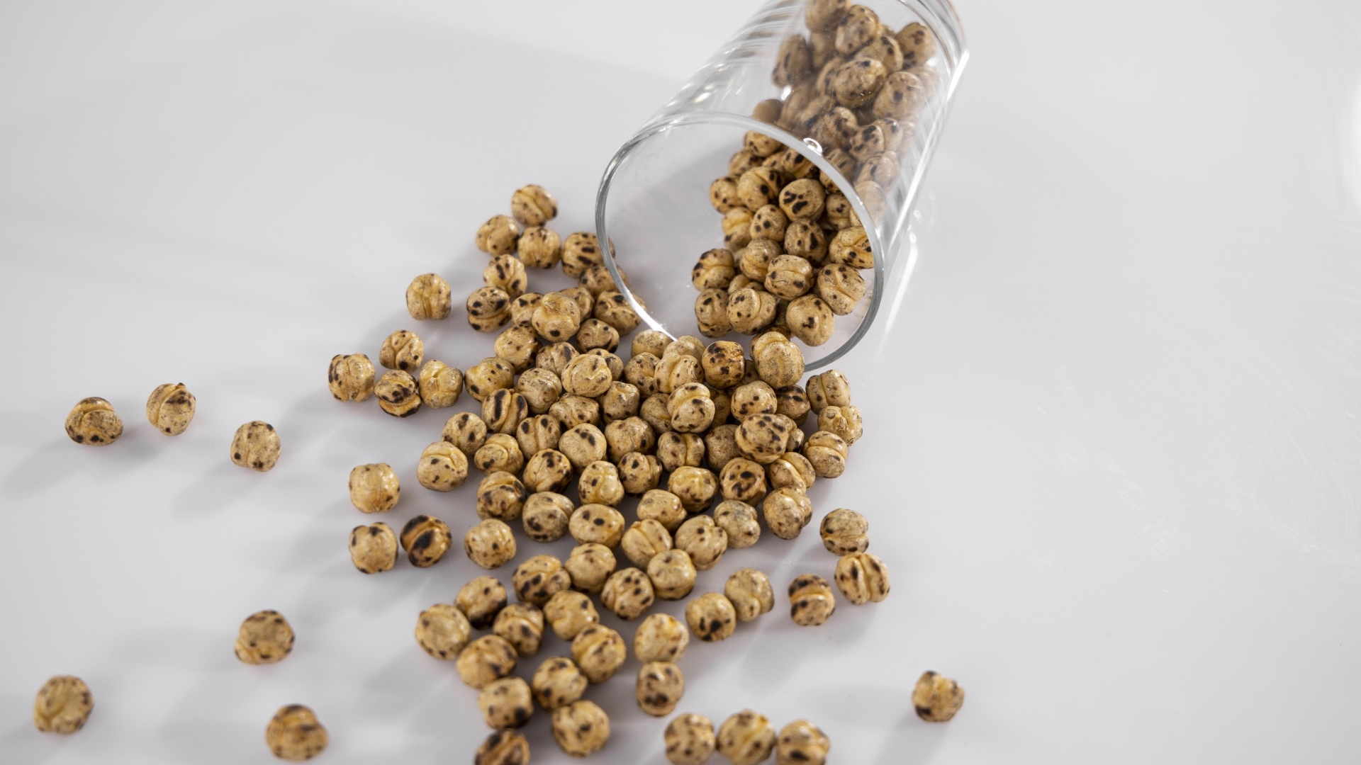 Нут со стаканом на сером столе