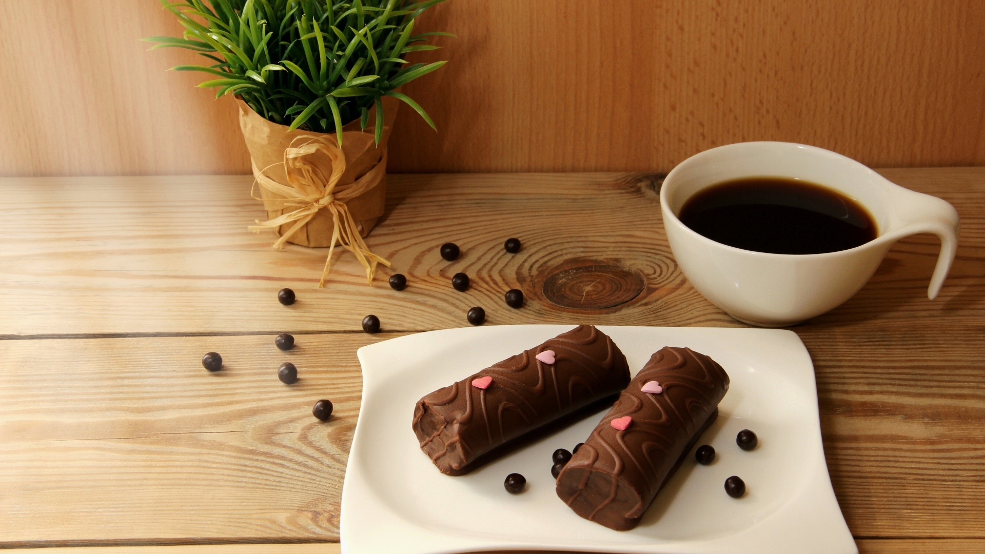 Шоколадные батончики на столе с кофе