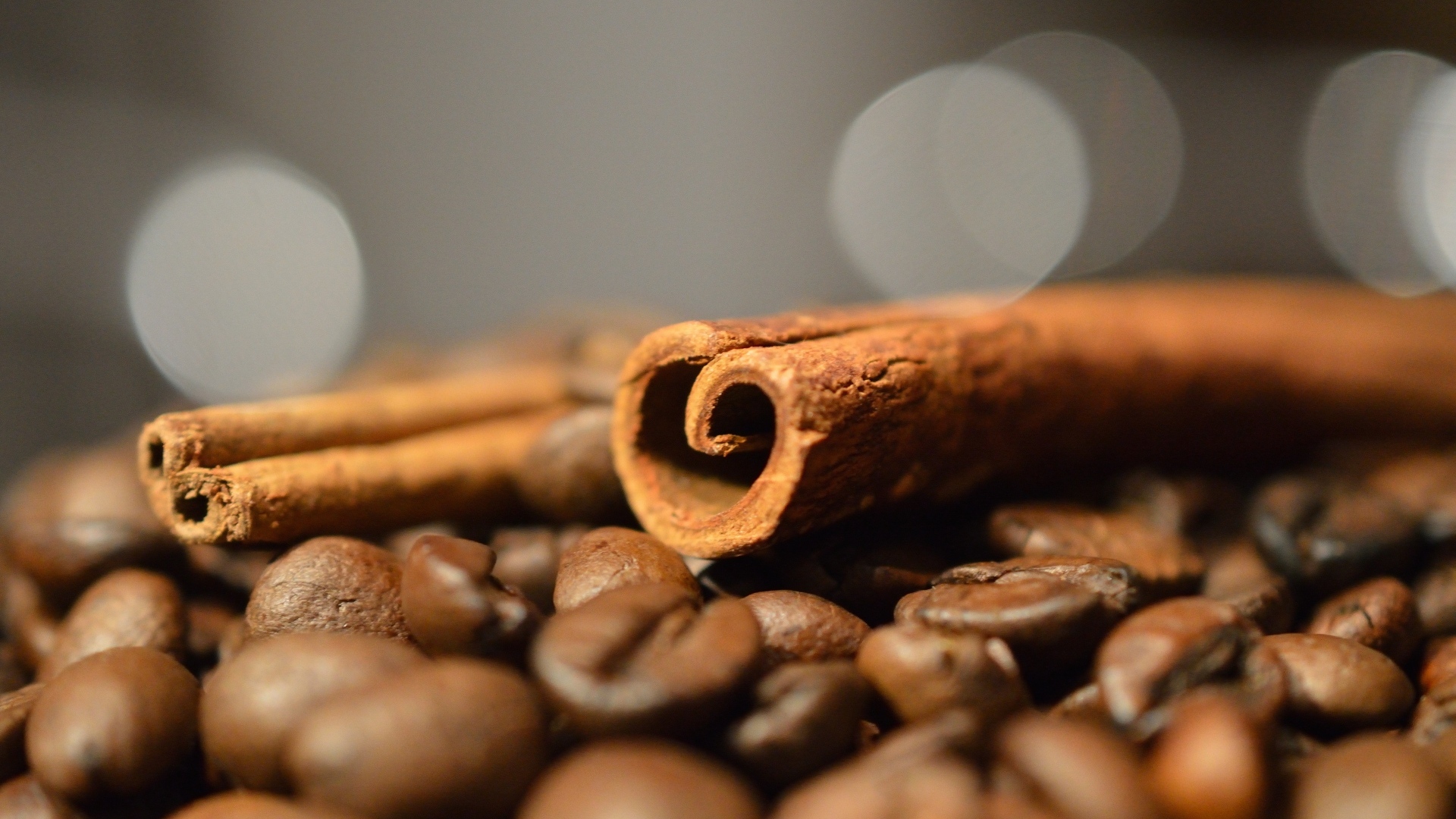 Корица с кофейными зернами на столе