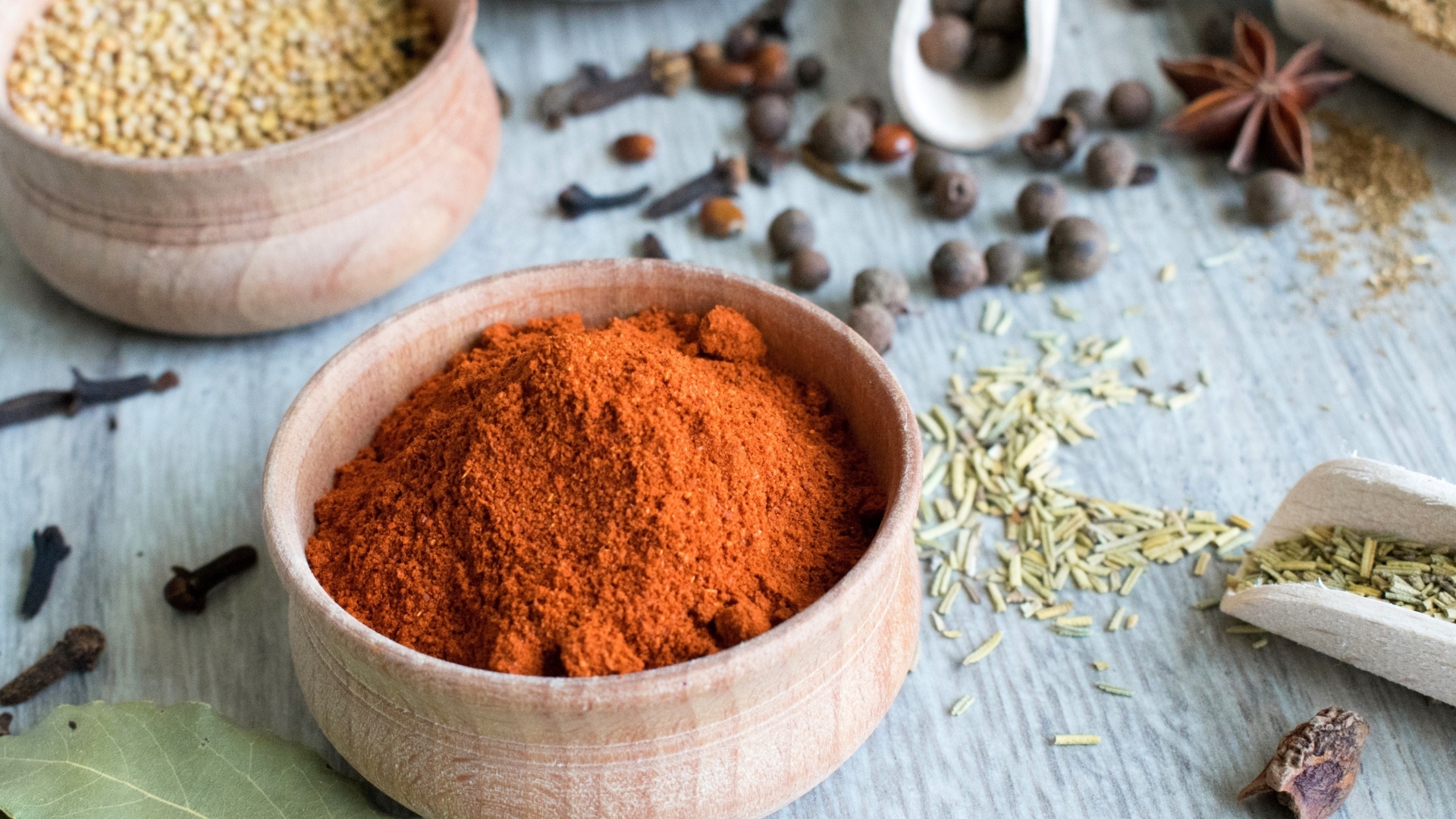 Ароматная куркума на столе со специями