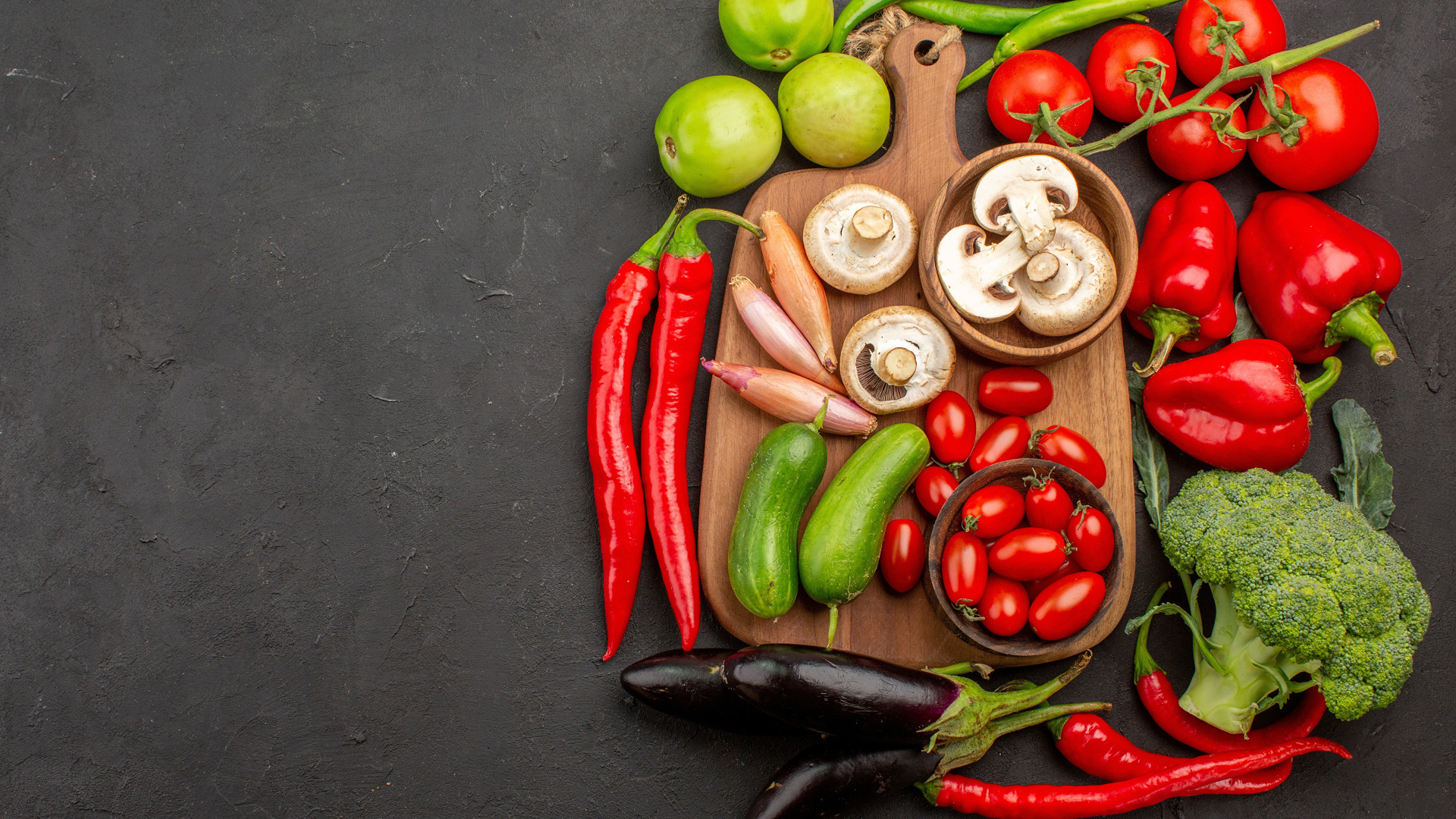 Свежие овощи на разделочной доске на столе