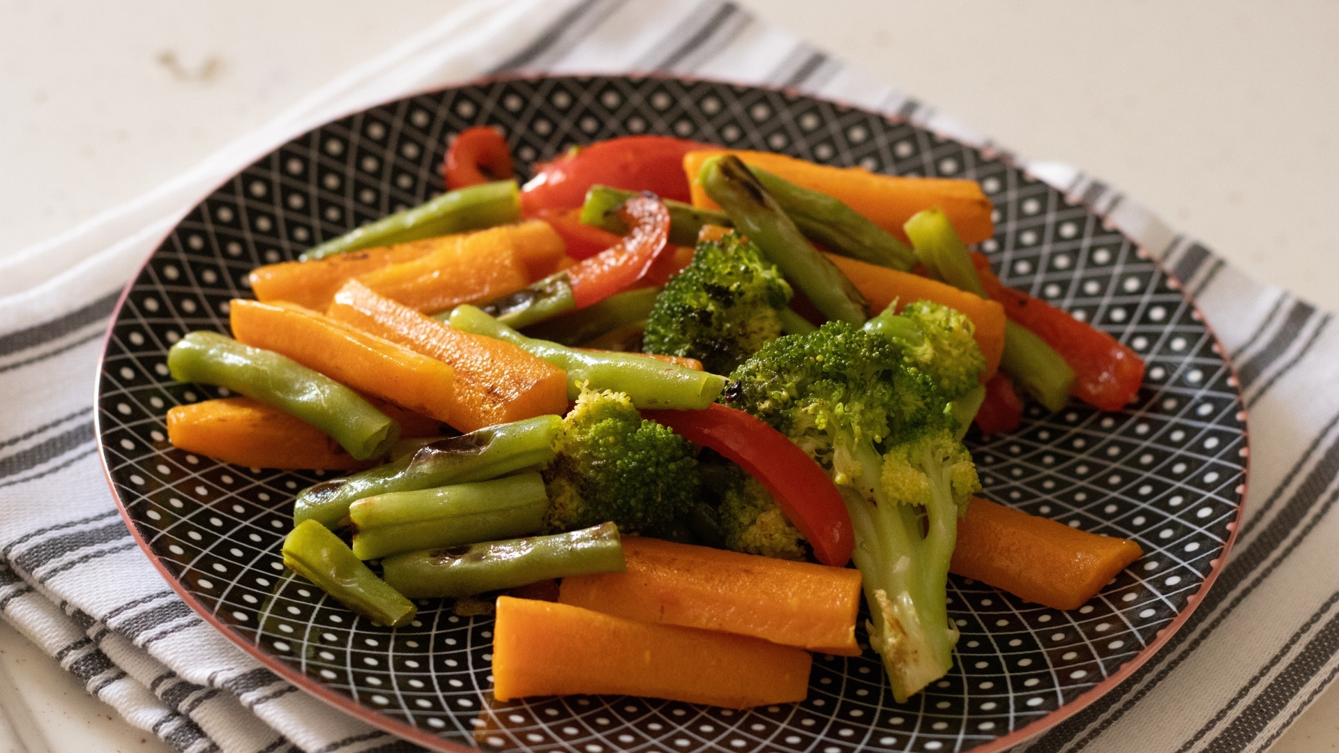 Овощи приготовленные на гриле на тарелке