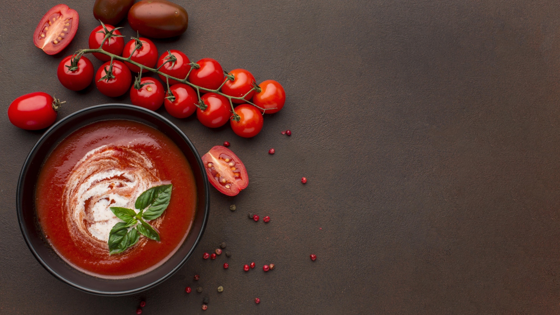 Кетчуп в тарелке на столе с помидорами