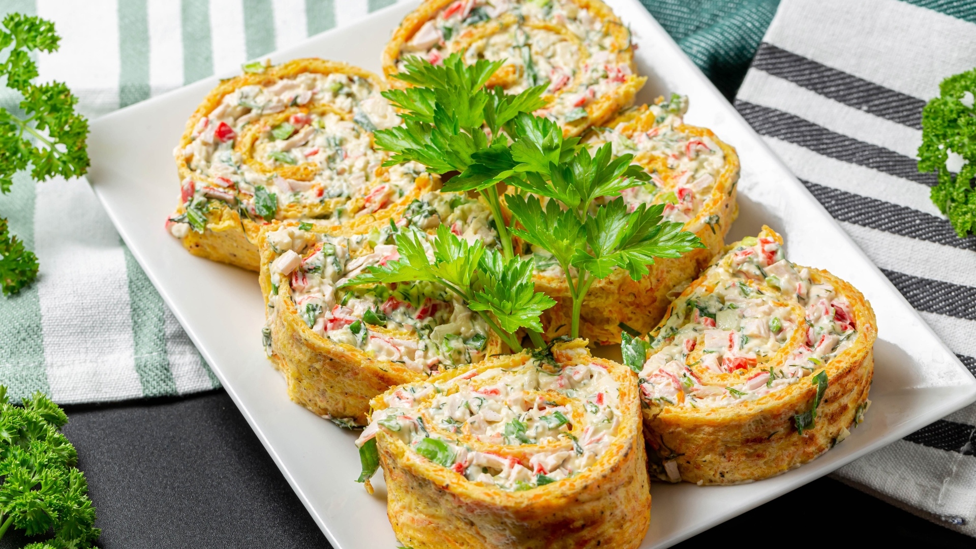 Рулет с омлета с начинкой на тарелке