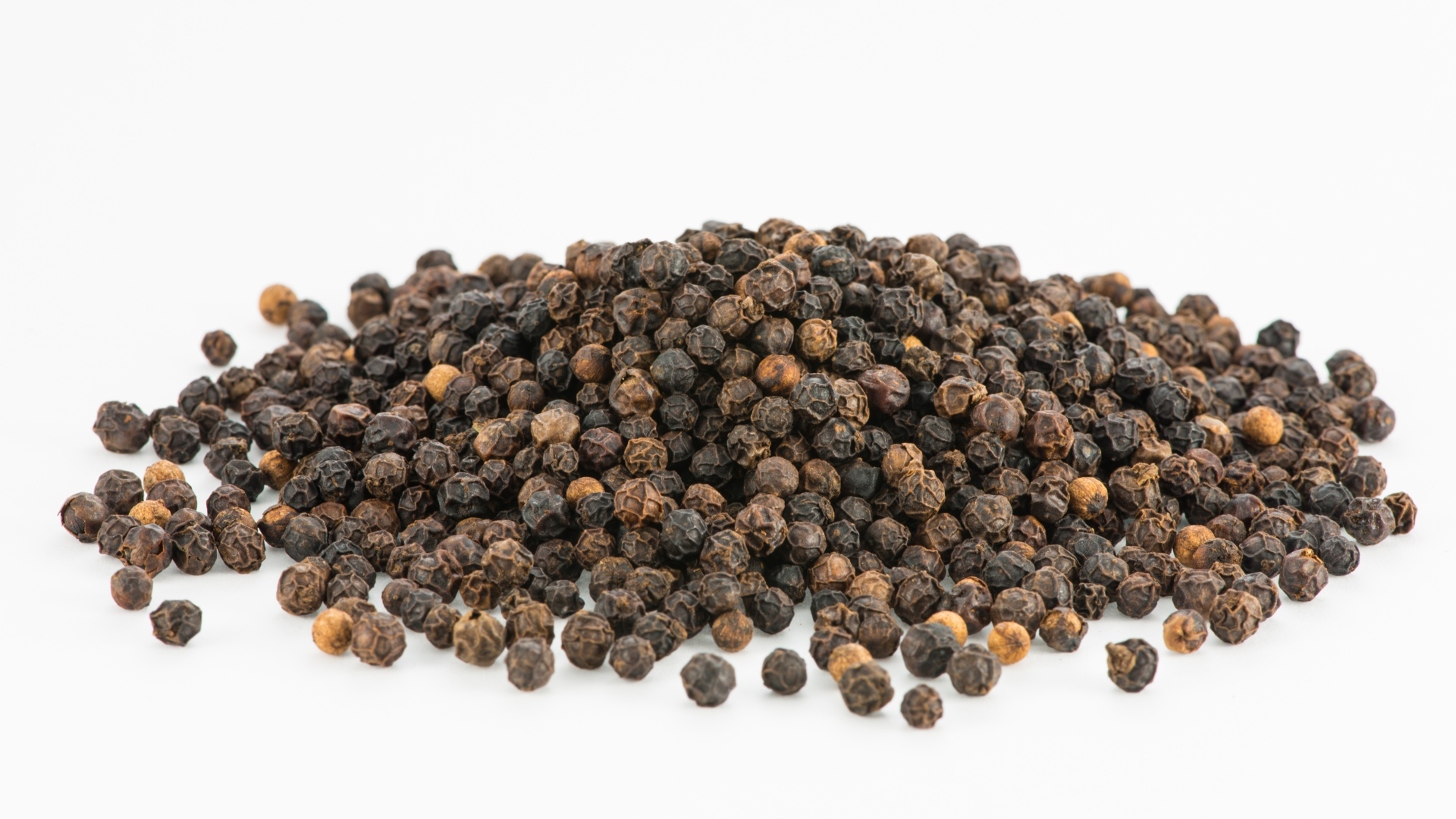 Перец горошком на столе крупным планом