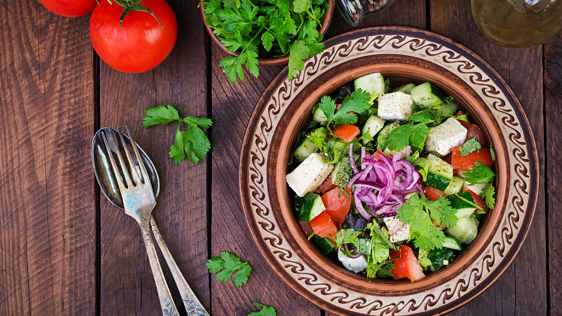 Тарелка вегетарианского салата в тарелке на столе