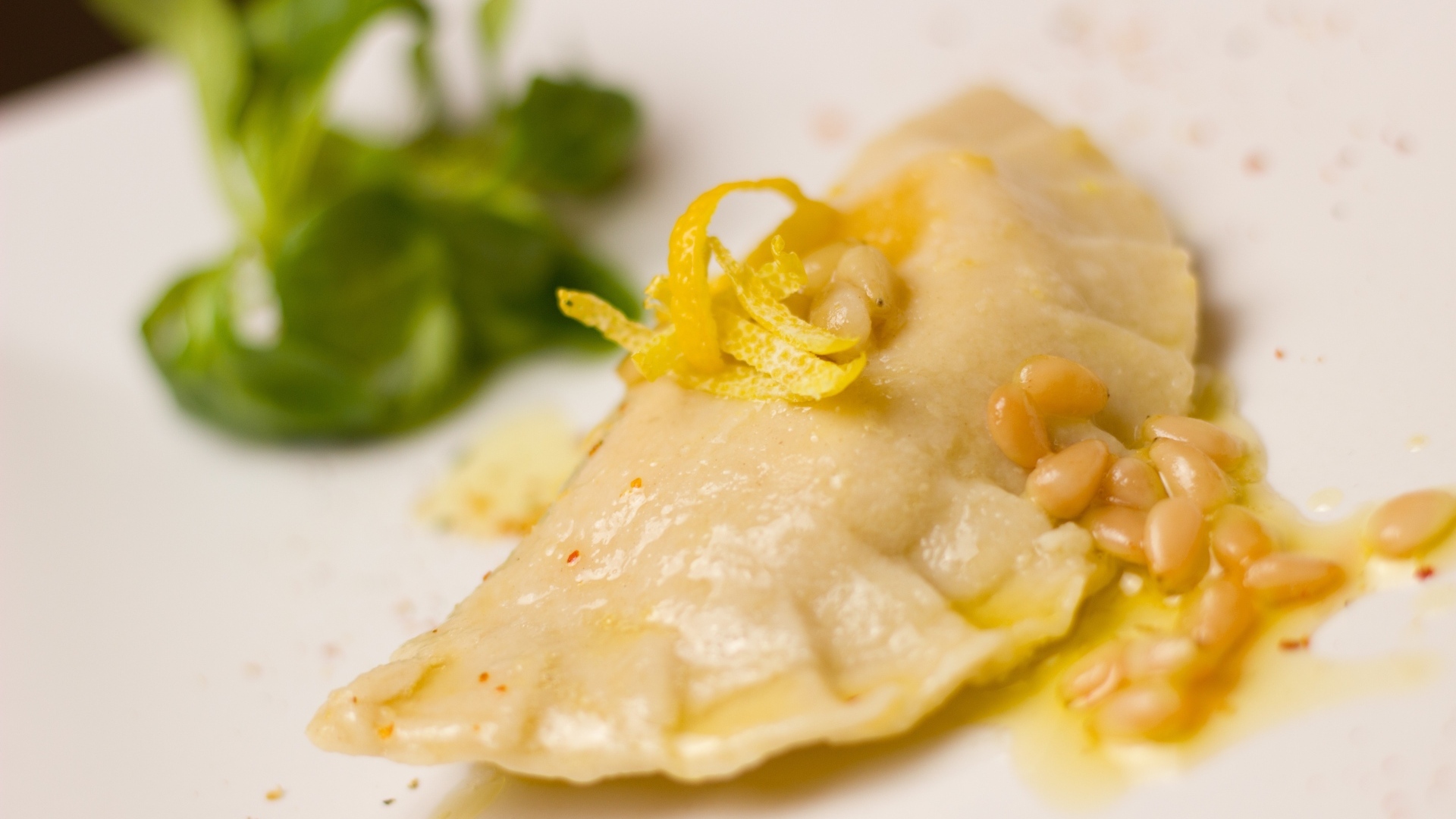 Равиоли на тарелке с зеленью