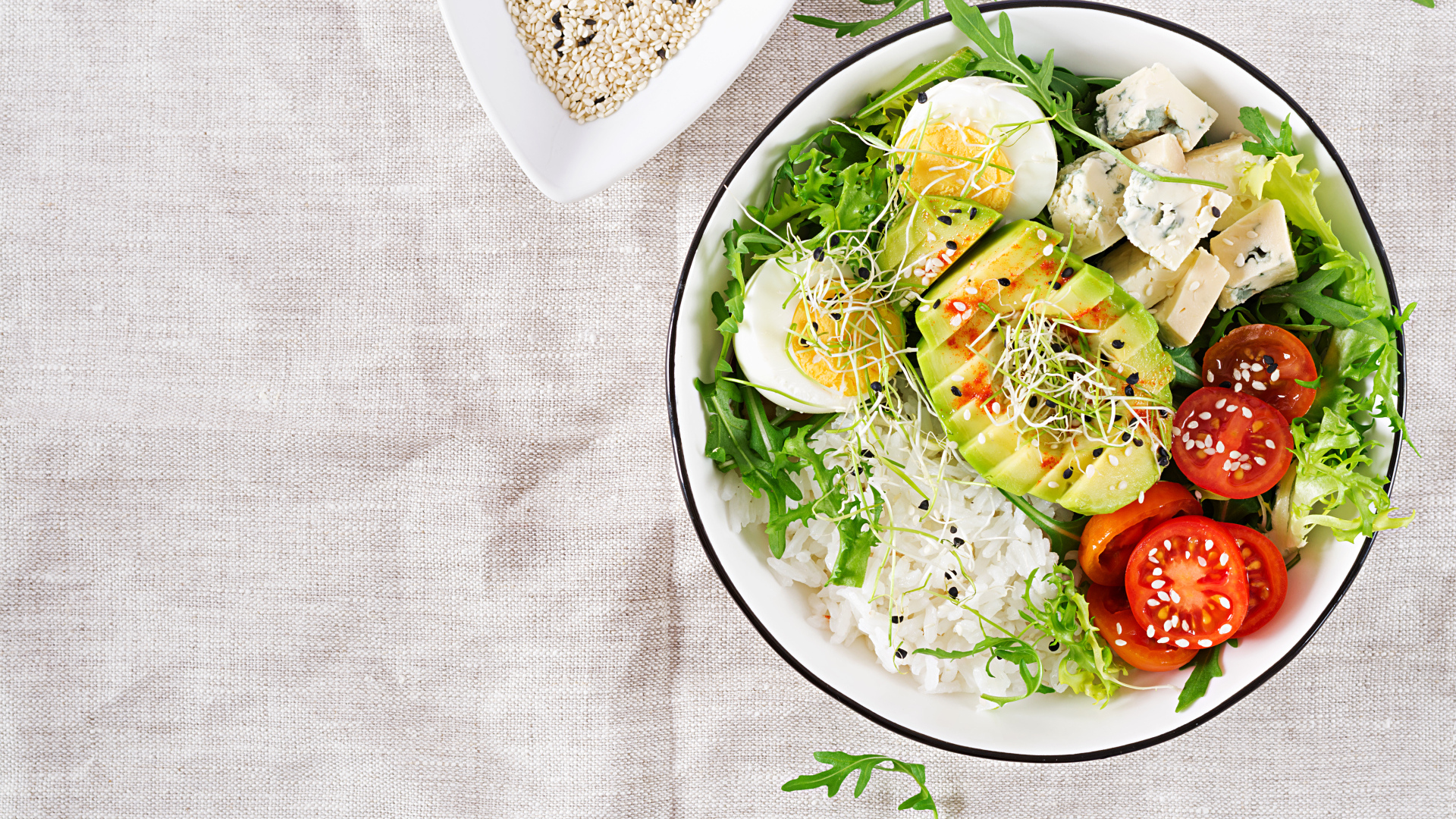 Рис с овощами и авокадо в тарелке