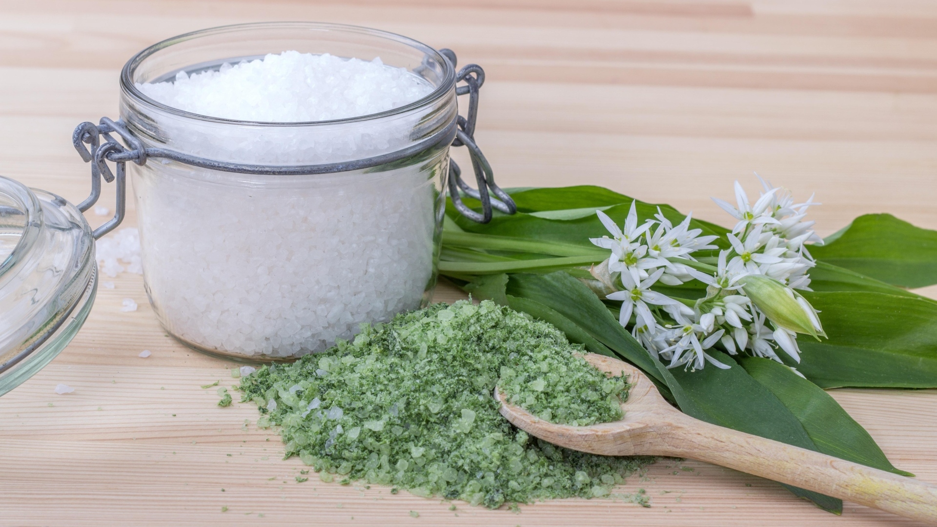 Соль с черемшой на деревянном столе