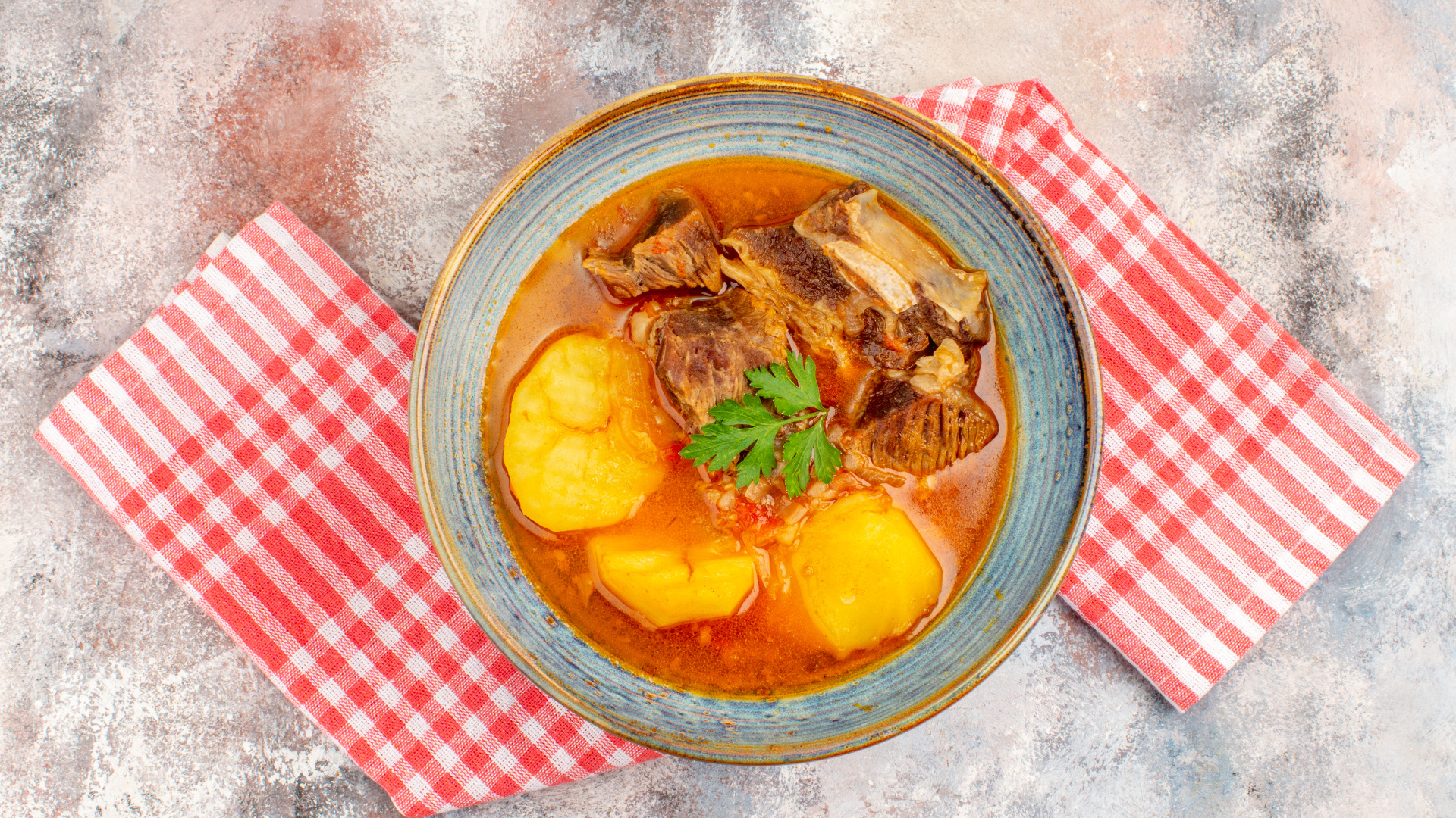 Блюдо шурпа с мясом и картофелем