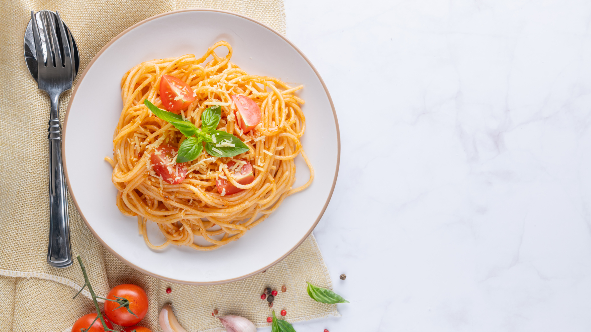 Спагетти с помидорами в тарелке на столе