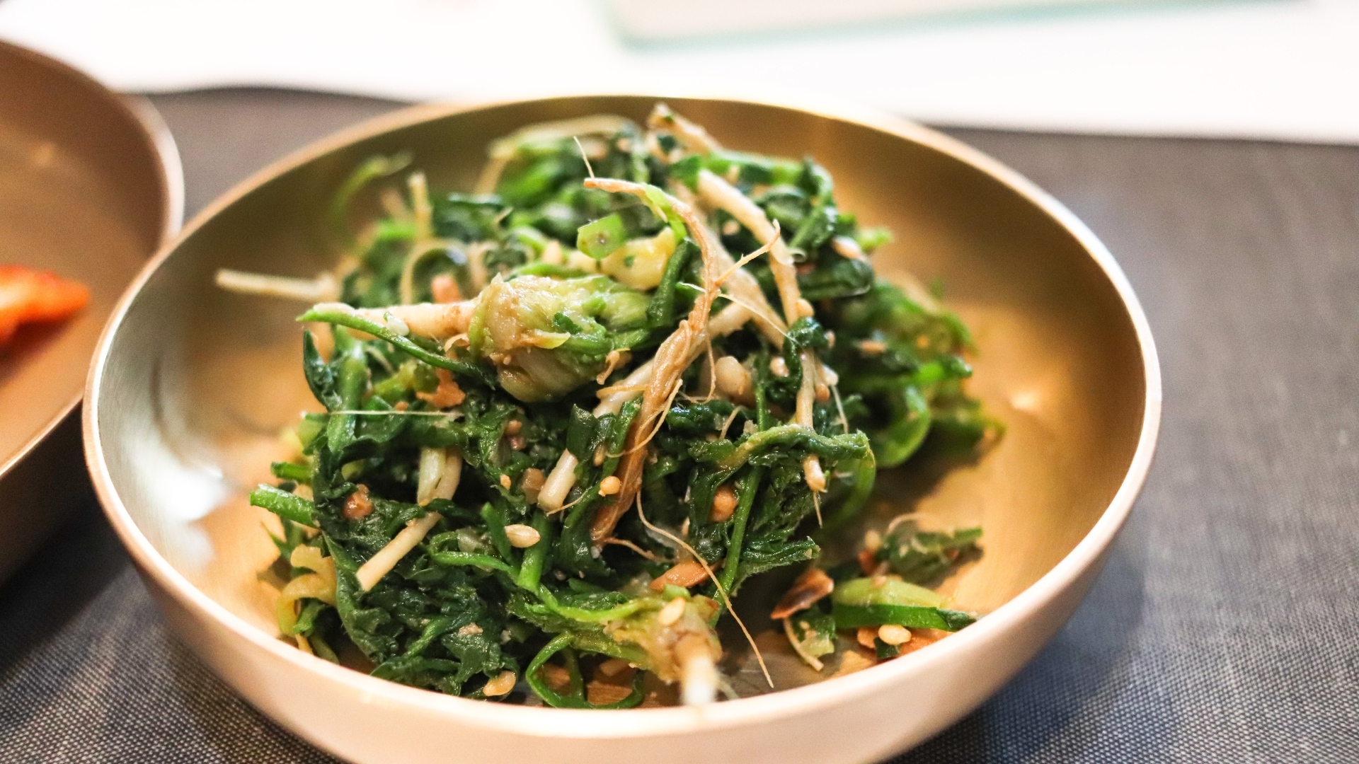 Острый корейский салат в тарелке