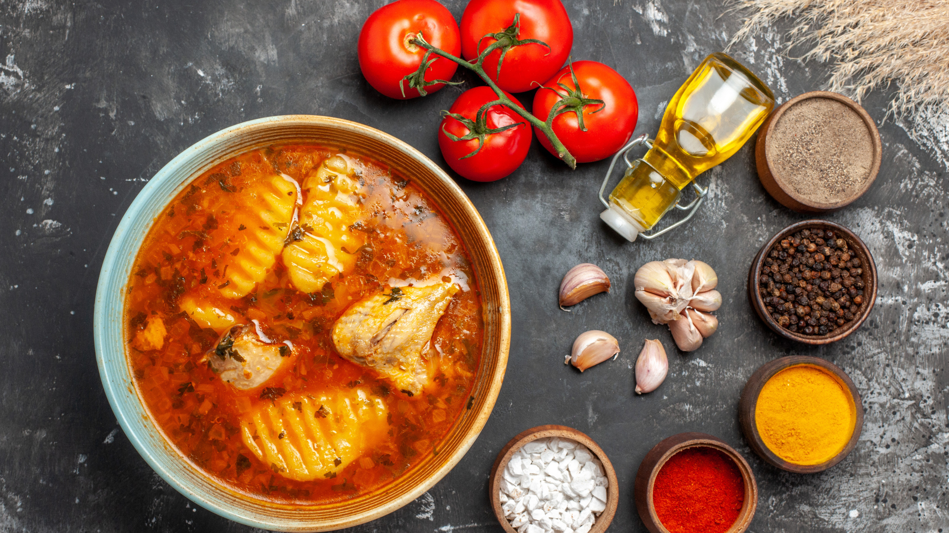 Острый суп с курицей на столе со специями