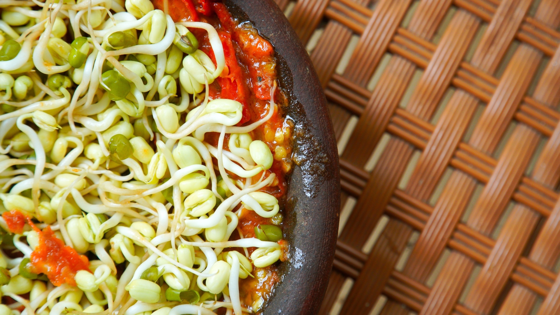 Пророщенные зерна в тарелке с томатами