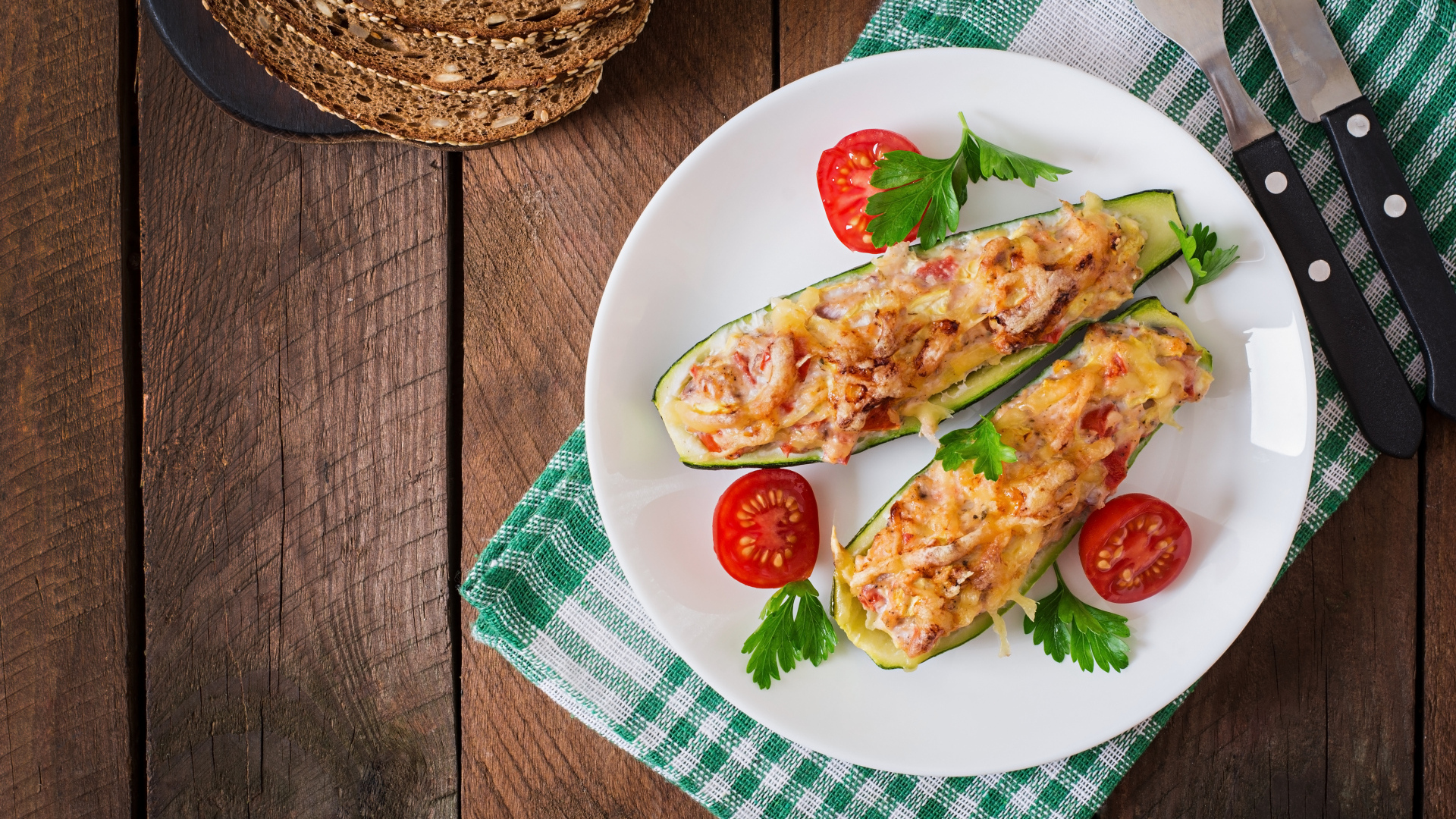 Фаршированные запеченные кабачки на тарелке