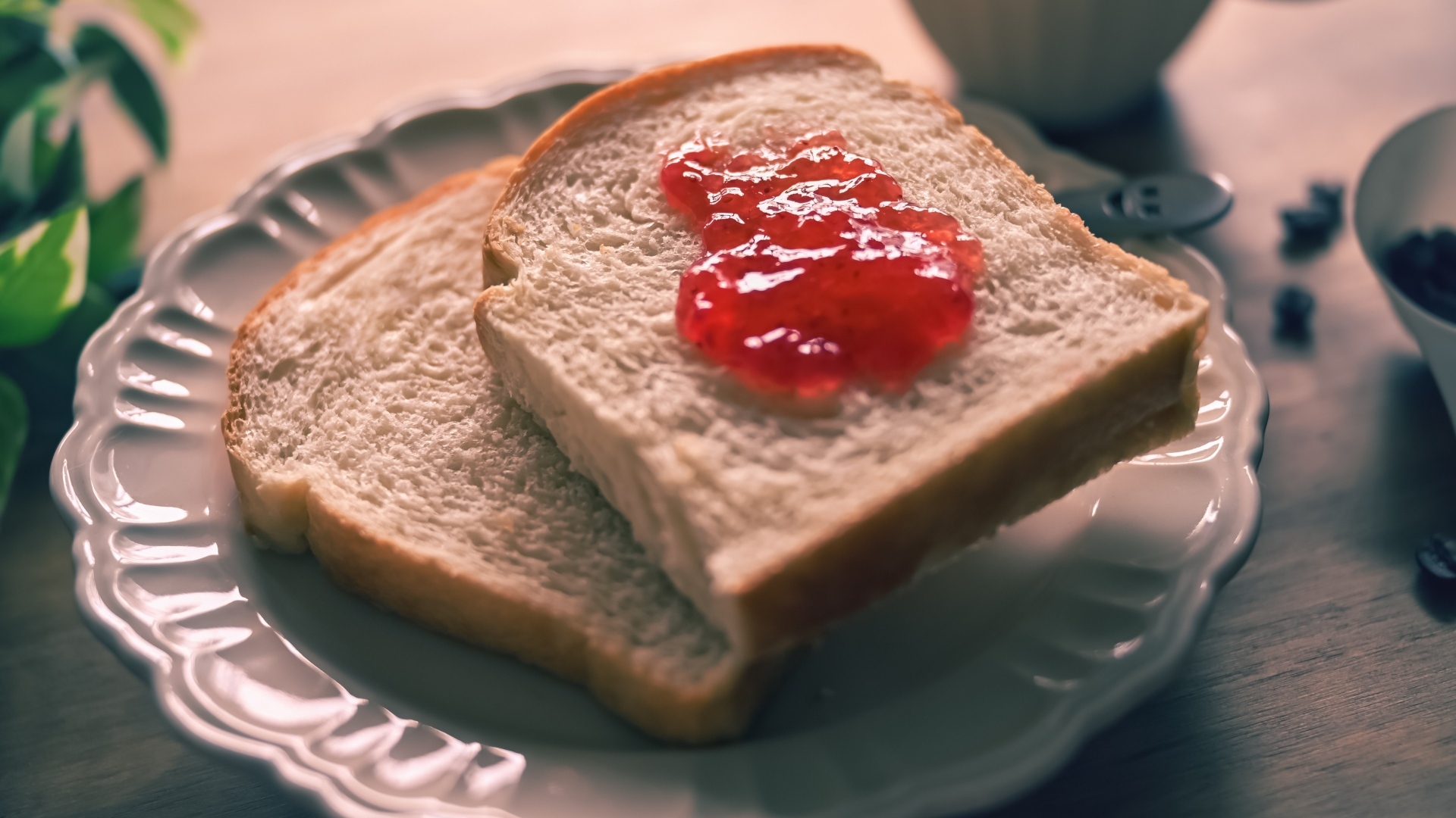 Два куска хлеба с джемом